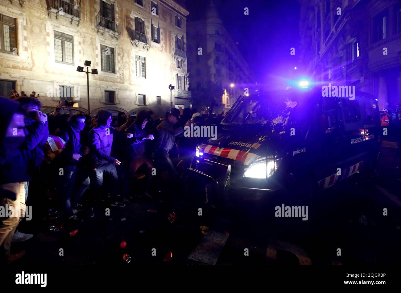 Katalanische Demonstranten, die sich für die Unabhängigkeit einsetzen, stehen während eines Protestes gegen Polizeiaktionen in Barcelona, Spanien, am 26. Oktober 2019 vor einem Polizeiwagen. REUTERS/Sergio Perez Stockfoto