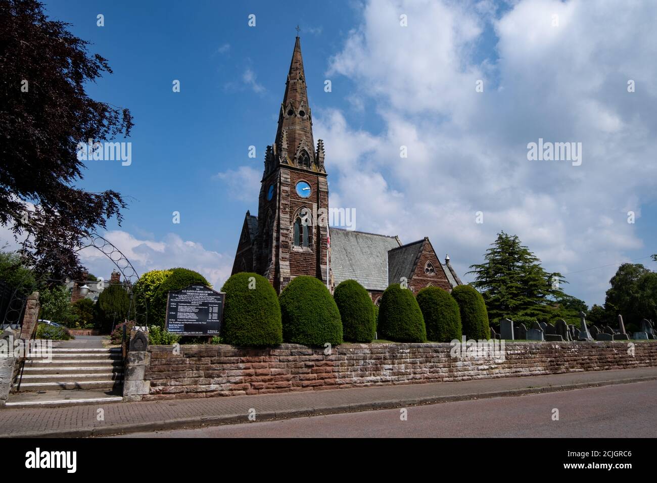 All Saints Pfarrkirche in Thornton Hough Wirral Juni 2020 Stockfoto