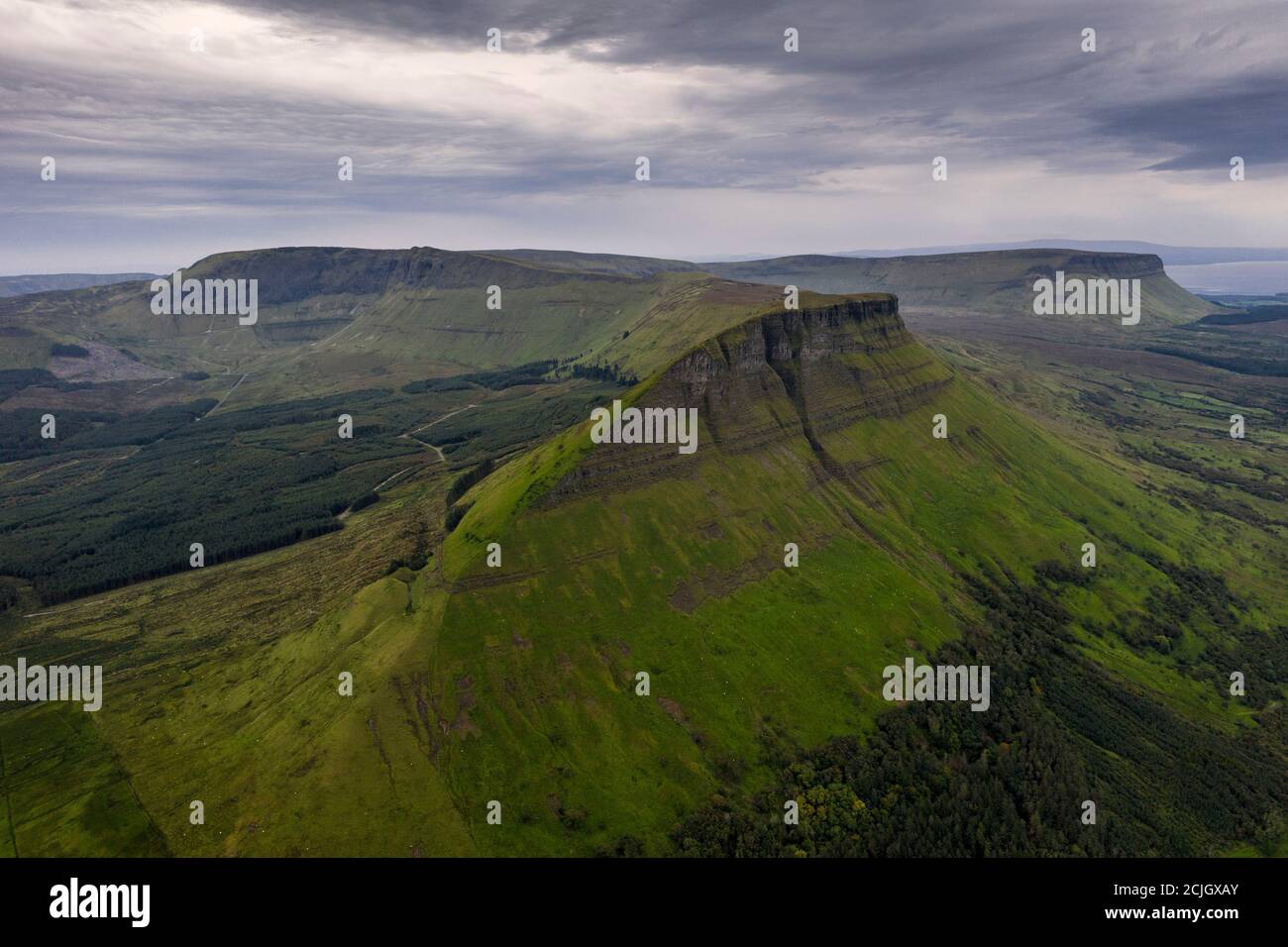 Luftdrohnenaufnahme von Benwiskin und Benbulbin in der Grafschaft Sligo, Irland Stockfoto