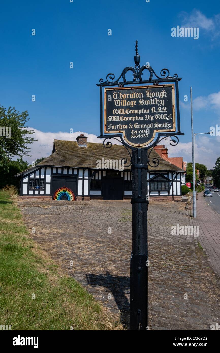 Altmodisches Eisenschild, das lokale Schmiedeschmiede in Thornton Hough anwirbt Wirral Juni 2020 Stockfoto