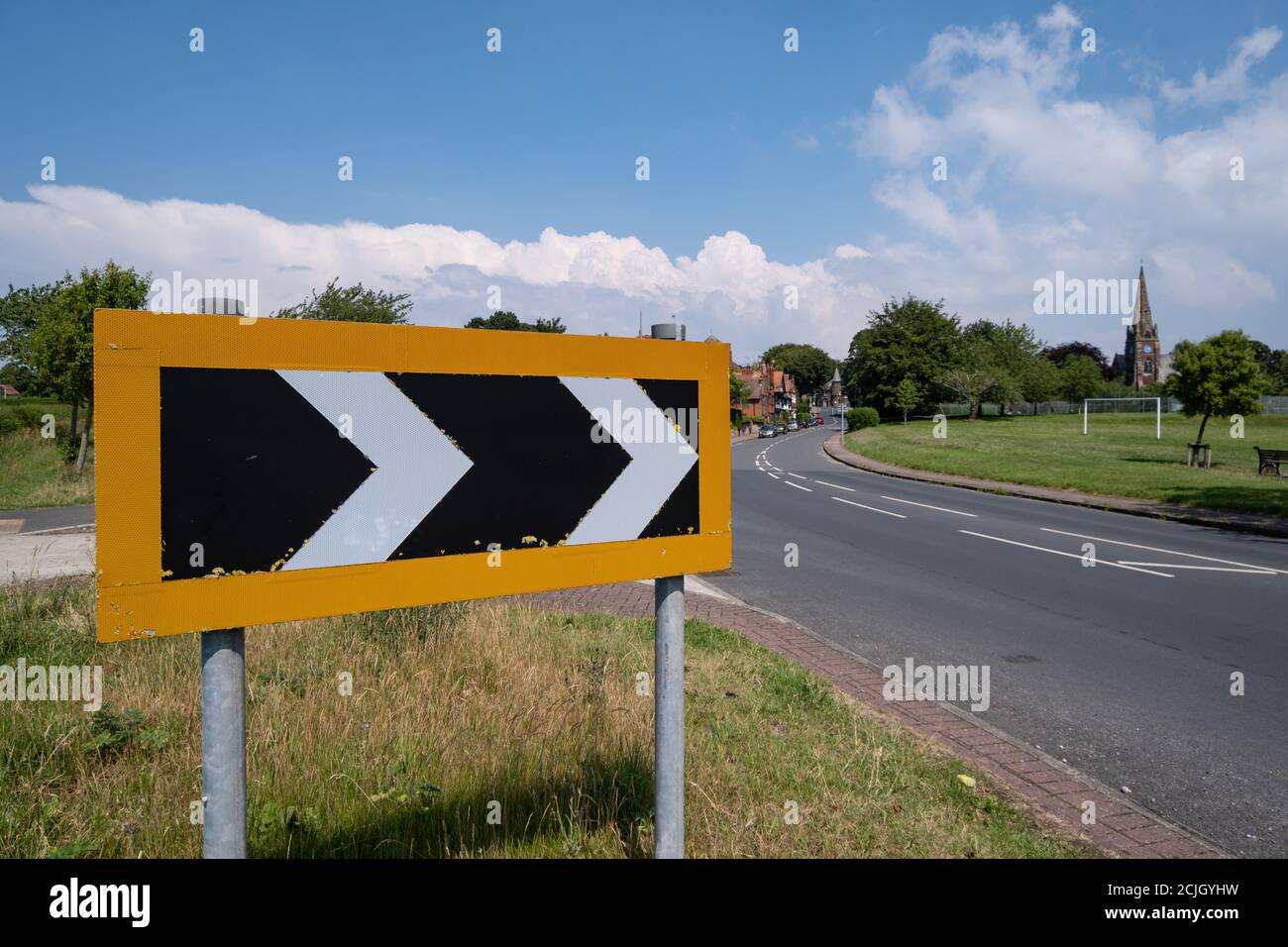 Scharfe Abweichung des Wegzeichens in Thornton Hough Wirral Juni 2020 Stockfoto