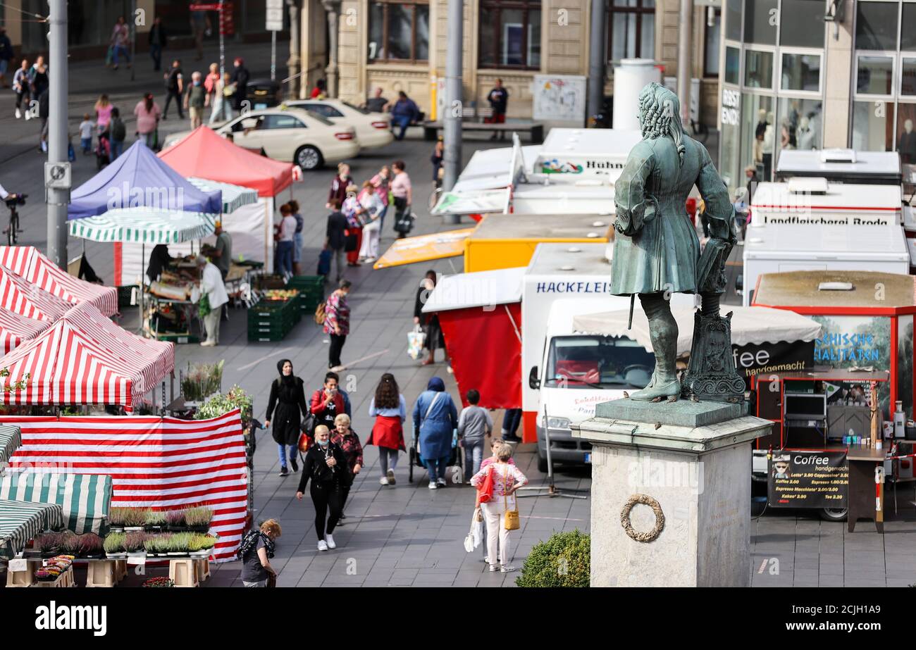 Halle, Deutschland. September 2020. Passanten gehen über den Wochenmarkt auf dem Marktplatz. Quelle: Jan Woitas/dpa-Zentralbild/dpa/Alamy Live News Stockfoto