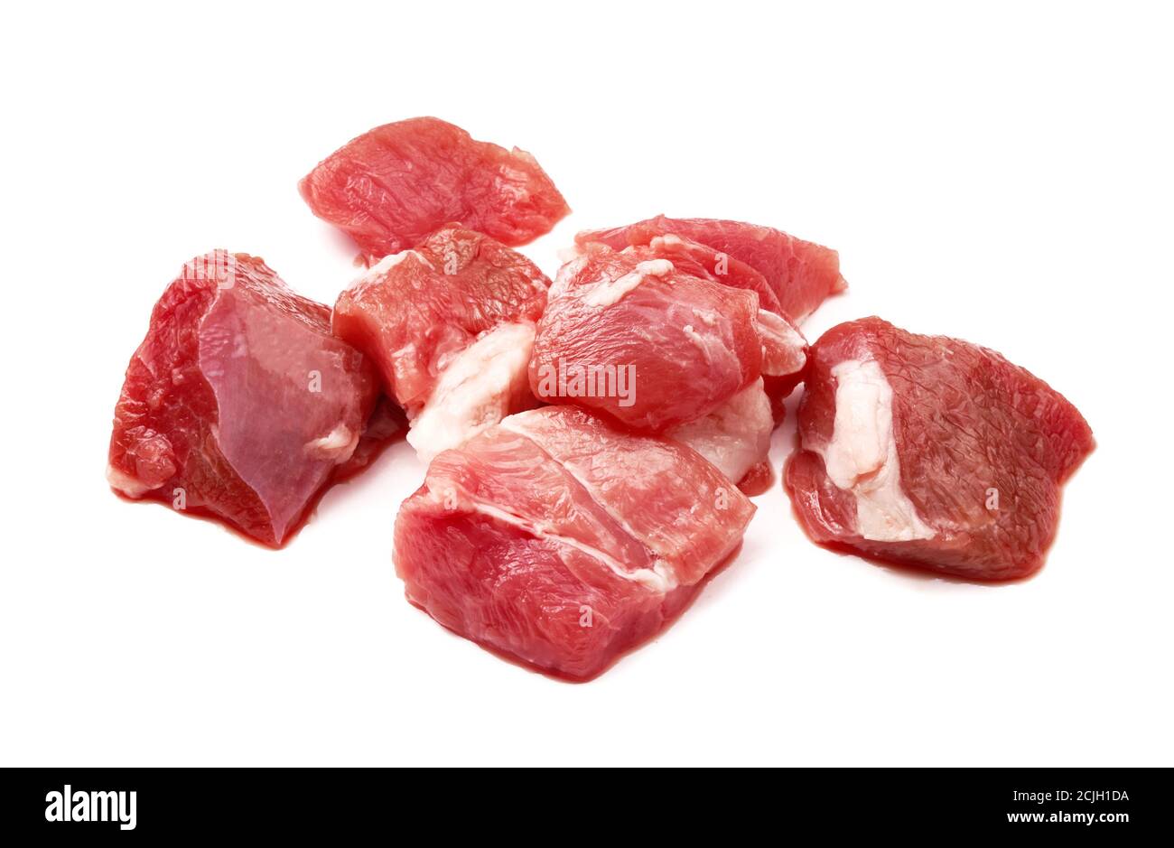 Geschnittenes Hammelfleisch auf Weiß isoliert. Stücke von rohem Hammelfleisch. Stockfoto