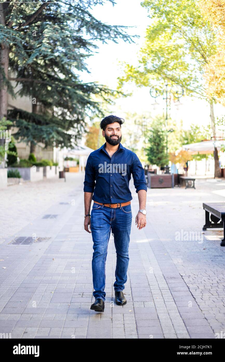 Junger Inder, der auf der Straße läuft. Stockfoto