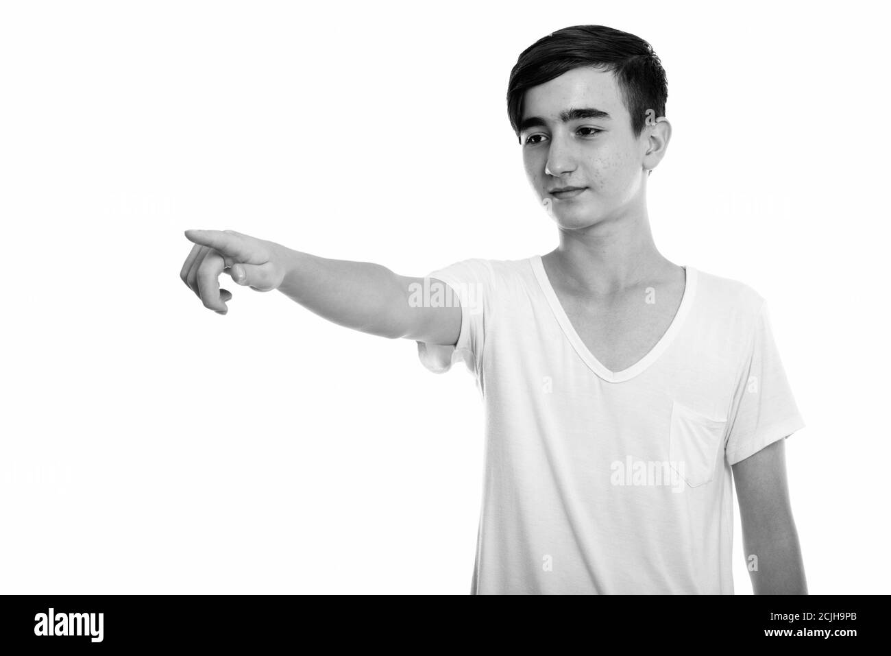 Studio-Aufnahme von jungen schönen persischen Teenager-Junge zeigt und Blick auf die Seite Stockfoto