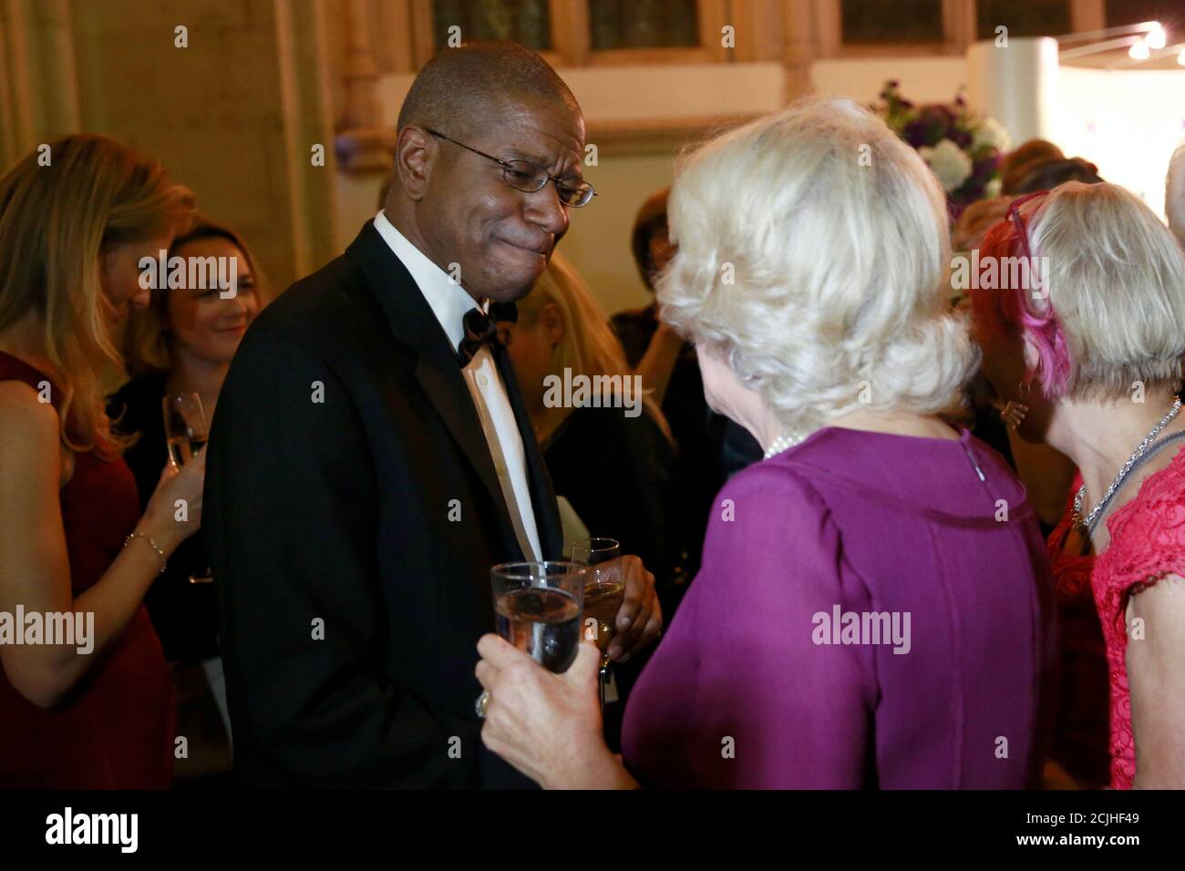 Paul Beatty und Camilla, Herzogin von Cornwall besuchen Sie den 2016 Man Booker Prize in The Guildhall in London, England am 25. Oktober 2016. REUTERS/John Phillips/Pool Stockfoto