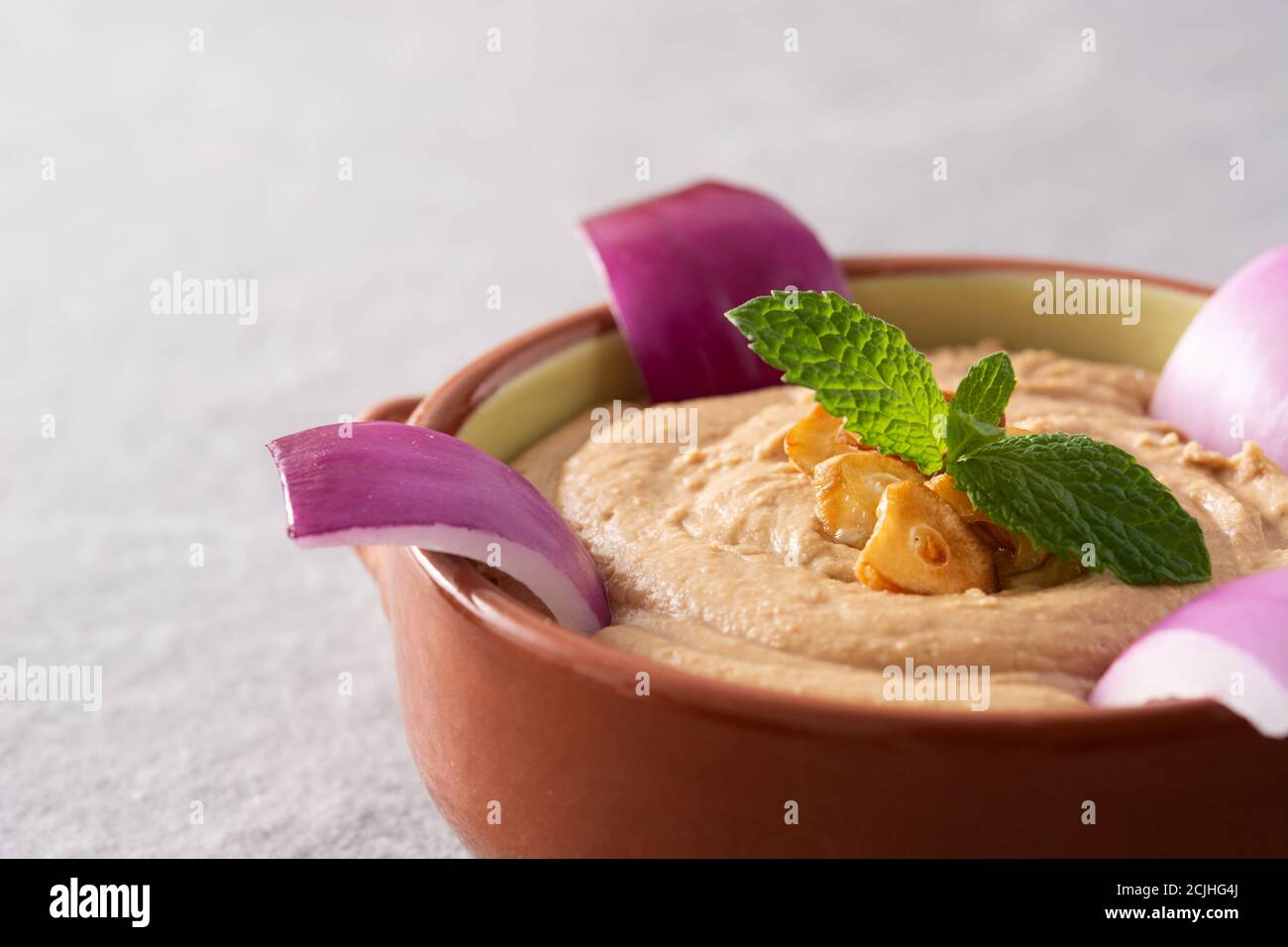 Gofio Escaldado in Schale auf grauem Stein Stockfoto