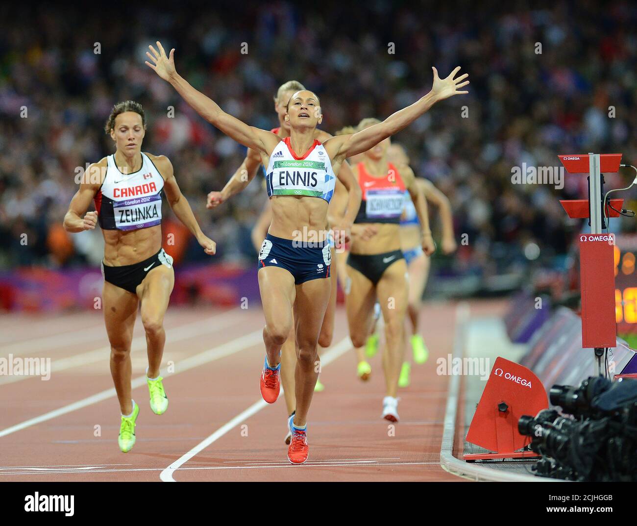 Jessica Ennis aus Großbritannien gewinnt die 800m und Goldmedaille im Frauen-Heptathalon. Olympische Spiele 2012 In London. Bildnachweis: MARK PAIN / ALAMY Stockfoto