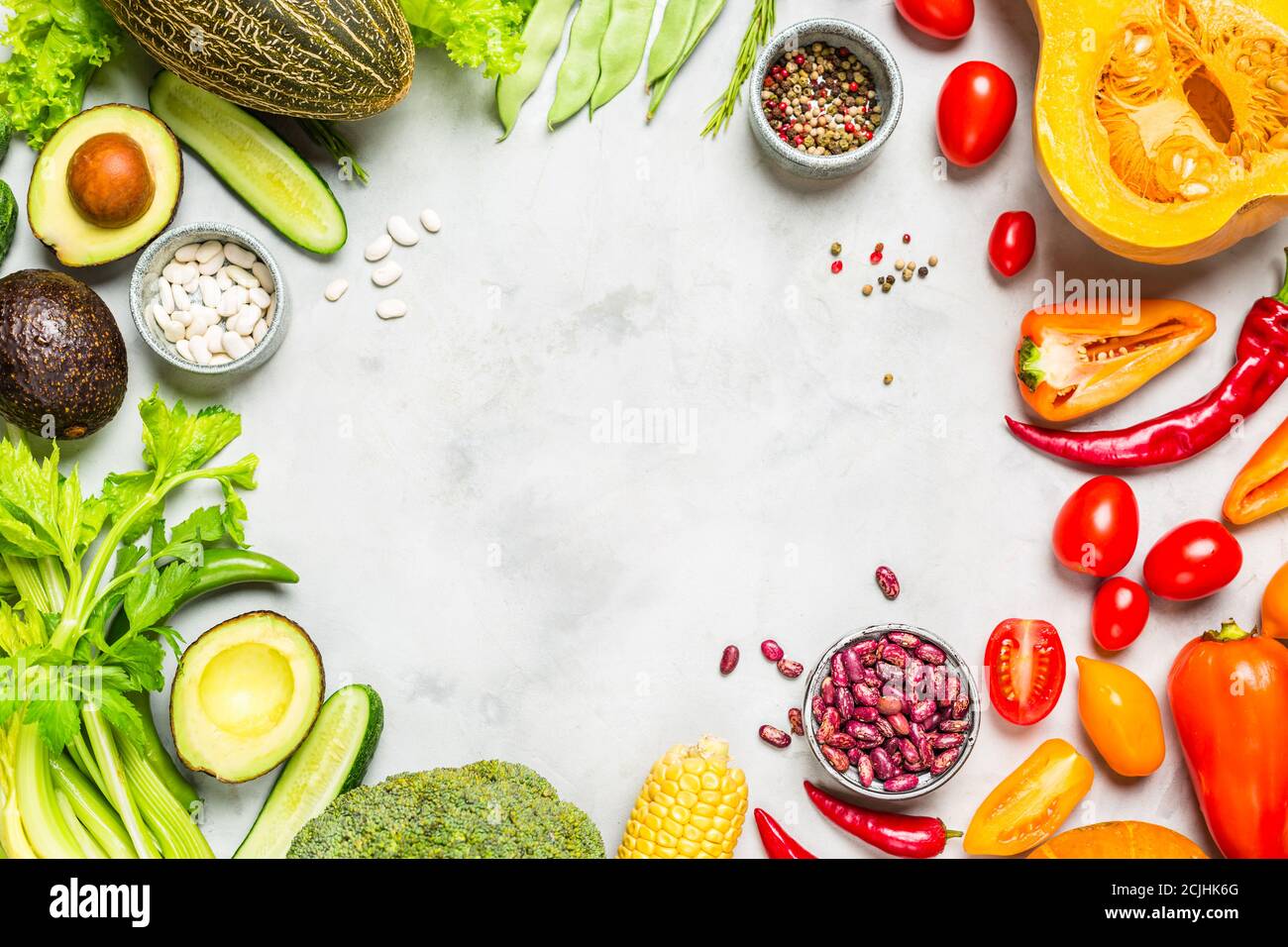 Frisches, Mehrfarbiges Gemüse. Speiserahmen. Gewürz kopieren Stockfoto