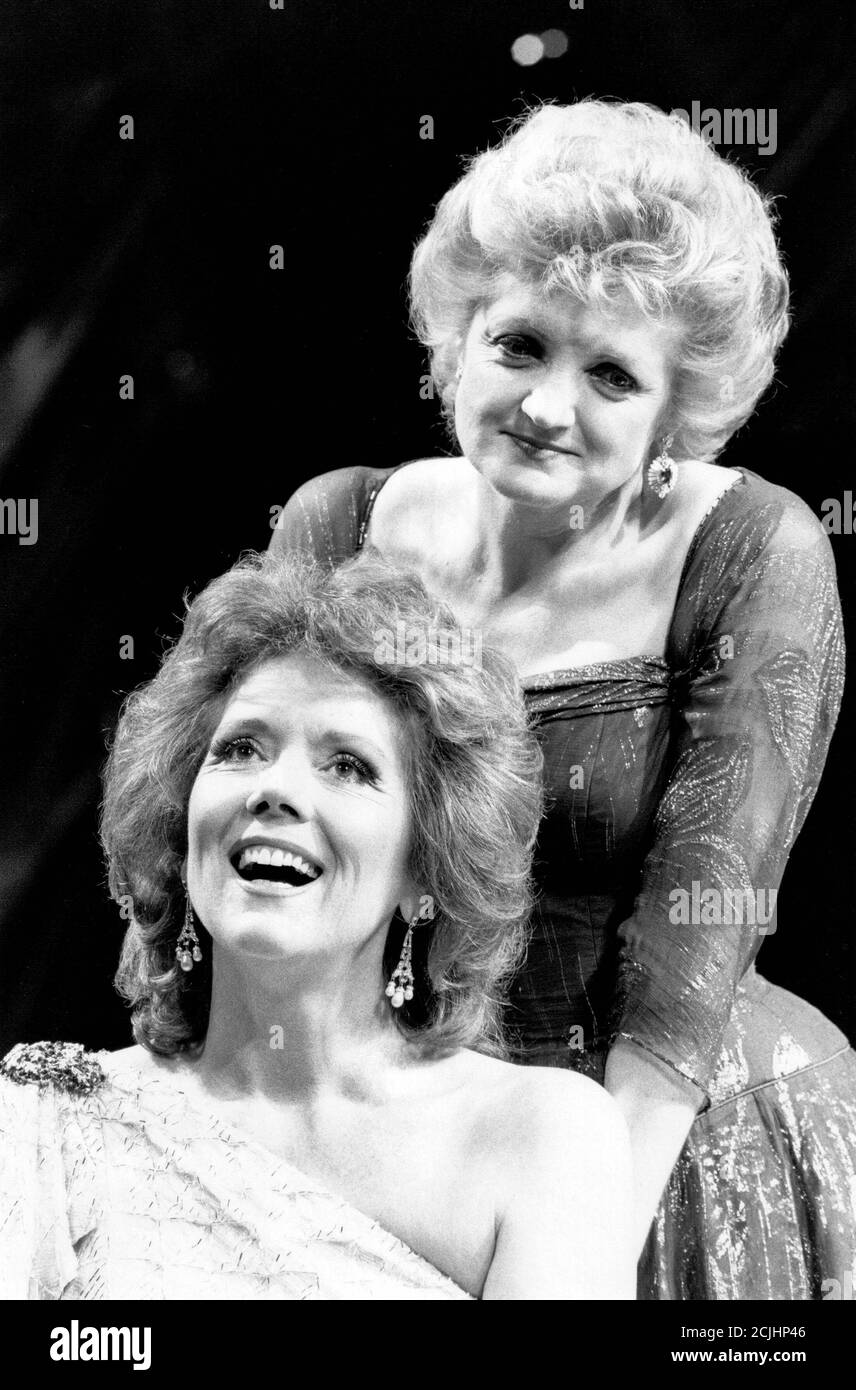 Diana Rigg (Phyllis Stone), Julia McKenzie (Sally Plummer) in FOLLIES at the Shaftesbury Theatre, London WC2 21/07/1987 music & lyricsL Stephen Sondheim Buch: James Goldman Gestaltung: Maria Bjornson Choreographie: Bob Avian Regie: Mike Ockrent Stockfoto