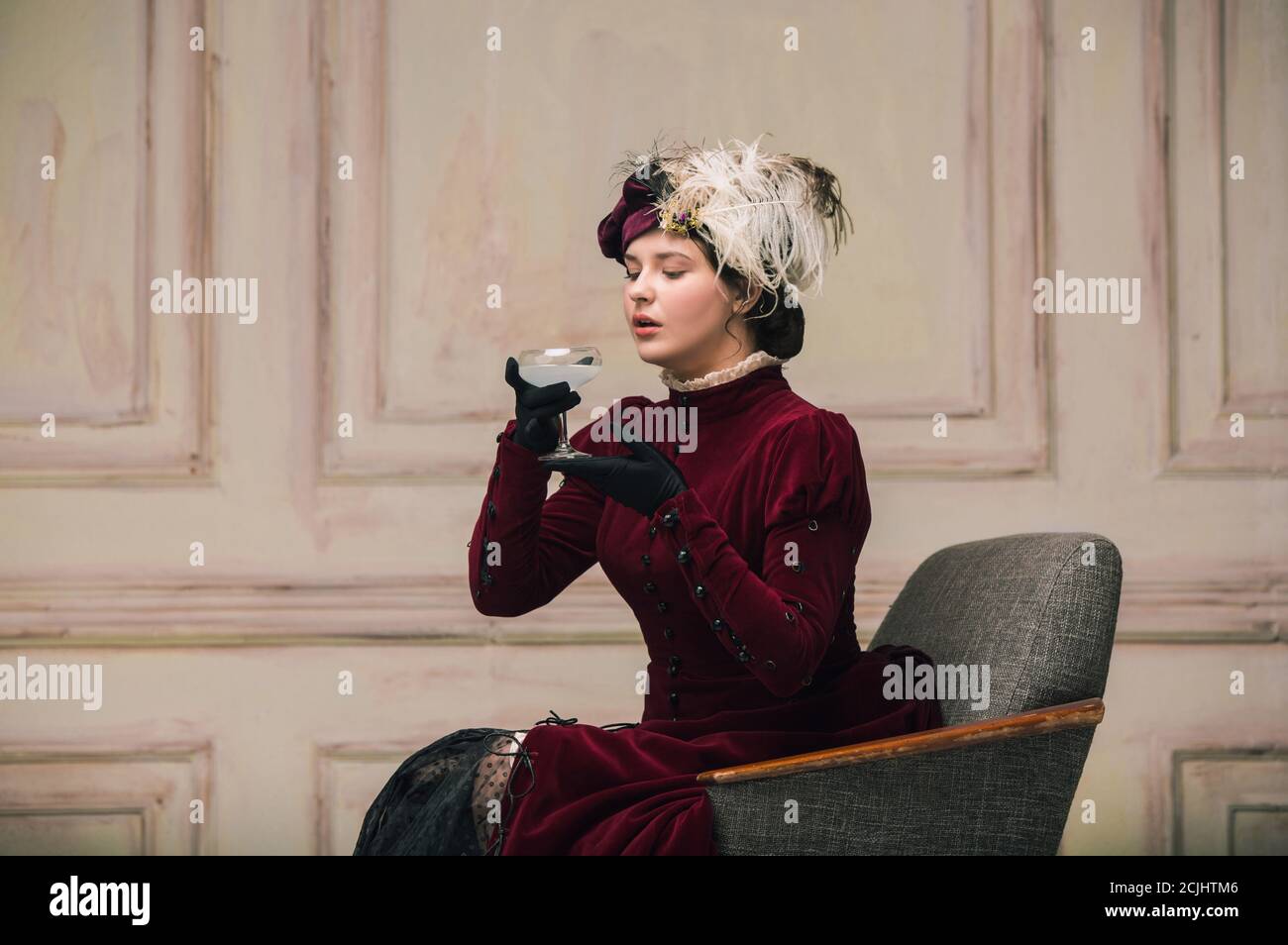 Alkoholzeit. Moderner Trendlook von Portrait of an Unknown Woman. Retro-Stil, Vergleich von Epochen Konzept. Schöne kaukasische weibliche Modell wie klassische Kunst Charakter, altmodisch. Stockfoto