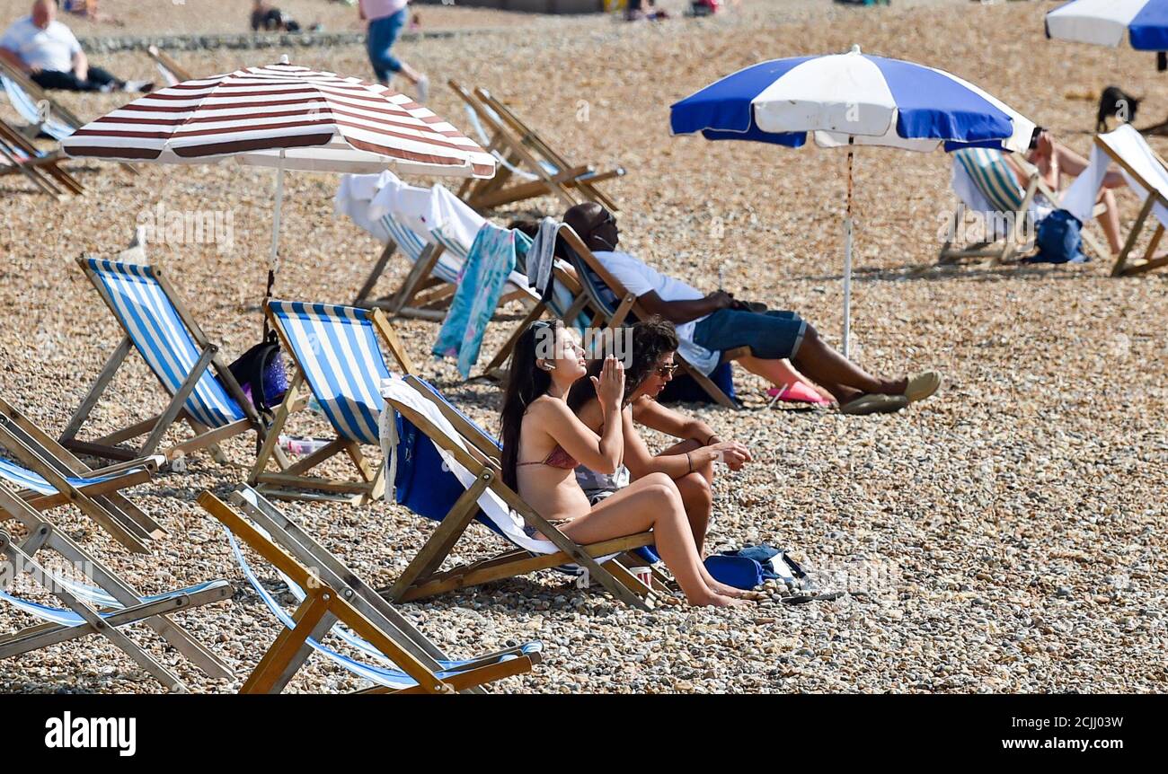 Brighton UK 15. September 2020 - Sonnenanbeter am Brighton Beach, da sie das Beste aus einem weiteren heißen Tag am Meer machen, da die Temperaturen in einigen Teilen des Südostens wieder 30 Grad erreichen werden : Credit Simon Dack / Alamy Live News Stockfoto