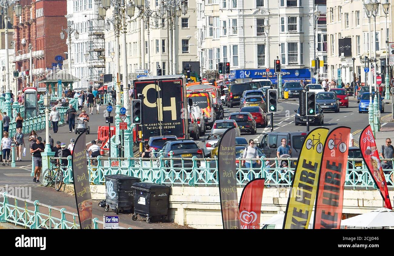 Brighton UK 15. September 2020 - die Küste von Brighton ist sehr verkehrsreich, da Besucher einen weiteren heißen Tag am Meer nutzen können, da die Temperaturen in einigen Teilen des Südostens wieder auf 30 Grad steigen werden : Credit Simon Dack / Alamy Live News Stockfoto