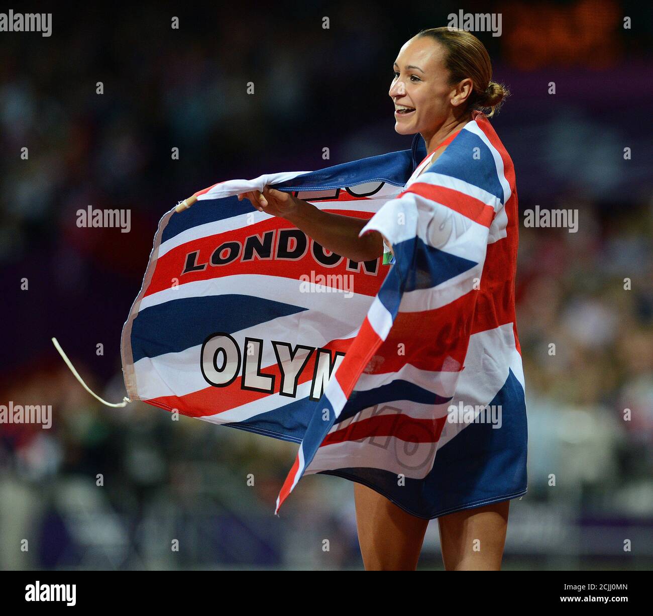 Jessica Ennis aus Großbritannien feiert den Gewinn der Goldmedaille bei den Olympischen Spielen 2012 in London. Bildnachweis: MARK PAIN / ALAMY Stockfoto