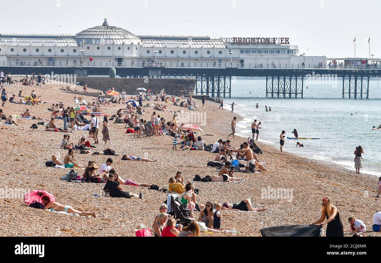 Brighton UK 15. September 2020 - Sonnenanbeter am Brighton Beach, da sie das Beste aus einem weiteren heißen Tag am Meer machen, da die Temperaturen in einigen Teilen des Südostens wieder 30 Grad erreichen werden : Credit Simon Dack / Alamy Live News Stockfoto