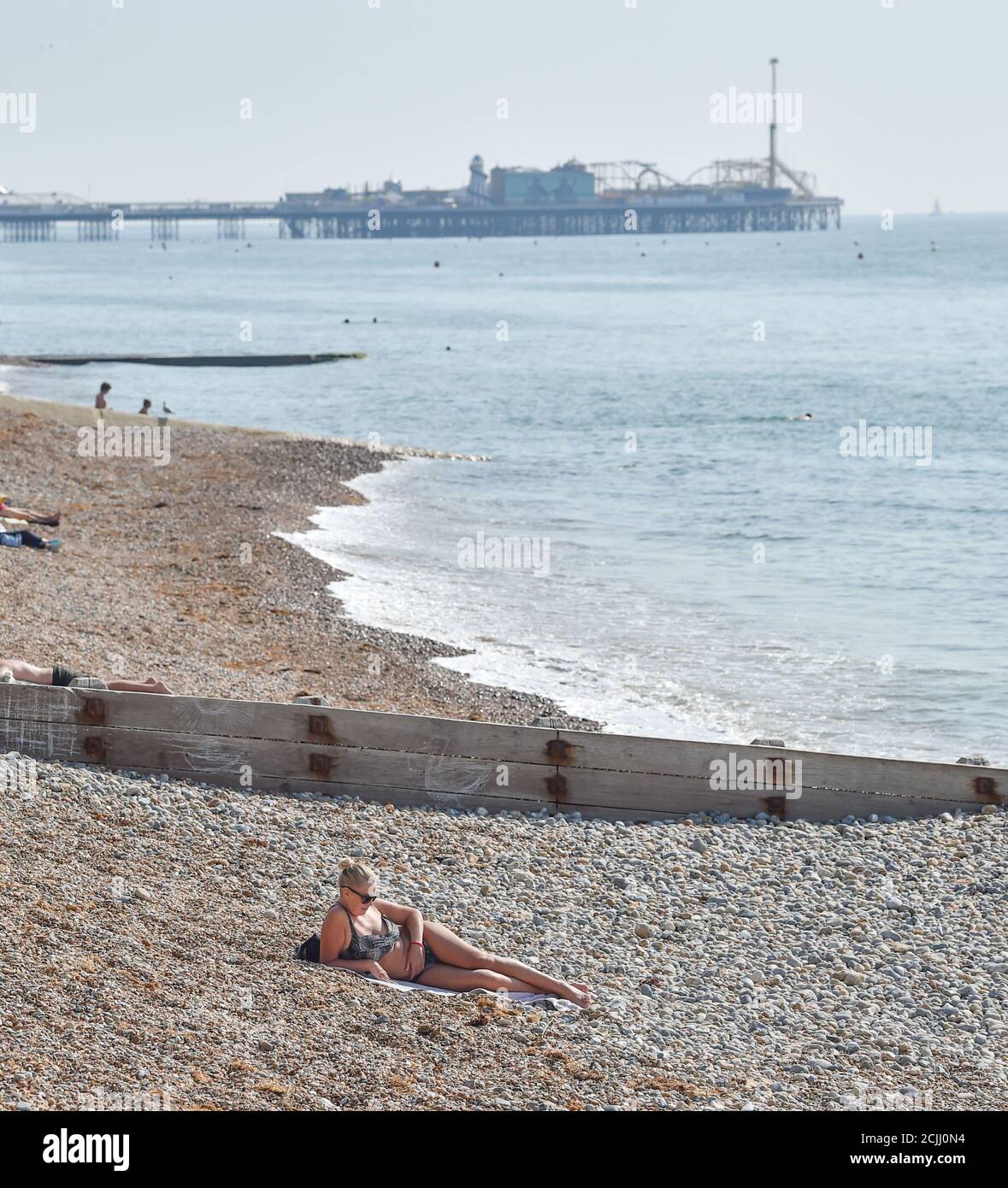 Brighton UK 15. September 2020 - Sonnenanbeter am Brighton Beach, da sie das Beste aus einem weiteren heißen Tag am Meer machen, da die Temperaturen in einigen Teilen des Südostens wieder 30 Grad erreichen werden : Credit Simon Dack / Alamy Live News Stockfoto
