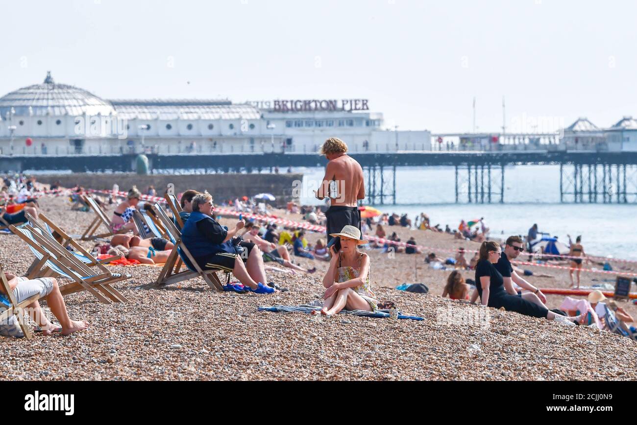 Brighton UK 15. September 2020 - Brighton Beach ist voll, da Sonnenanbeter das Beste aus einem weiteren heißen Tag am Meer machen, da die Temperaturen in einigen Teilen des Südostens wieder 30 Grad erreichen werden : Credit Simon Dack / Alamy Live News Stockfoto