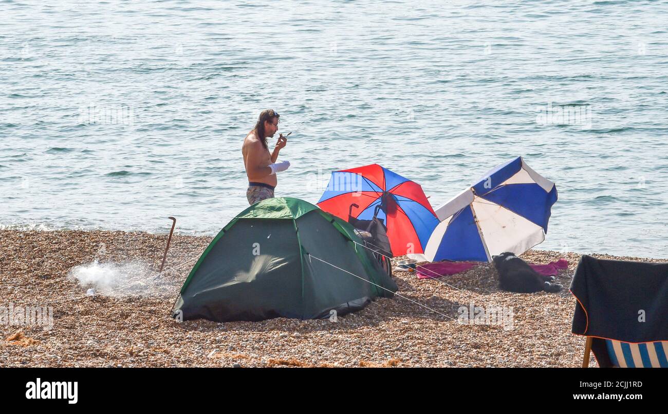 Brighton UK 15. September 2020 - Diese Gruppe sieht so aus, als würde sie einen Tag am Brighton Beach verbringen, da sie das Beste aus einem weiteren heißen Tag am Meer machen, da die Temperaturen in einigen Teilen des Südostens wieder 30 Grad erreichen werden: Kredit Simon Dack / Alamy Live Nachrichten Stockfoto