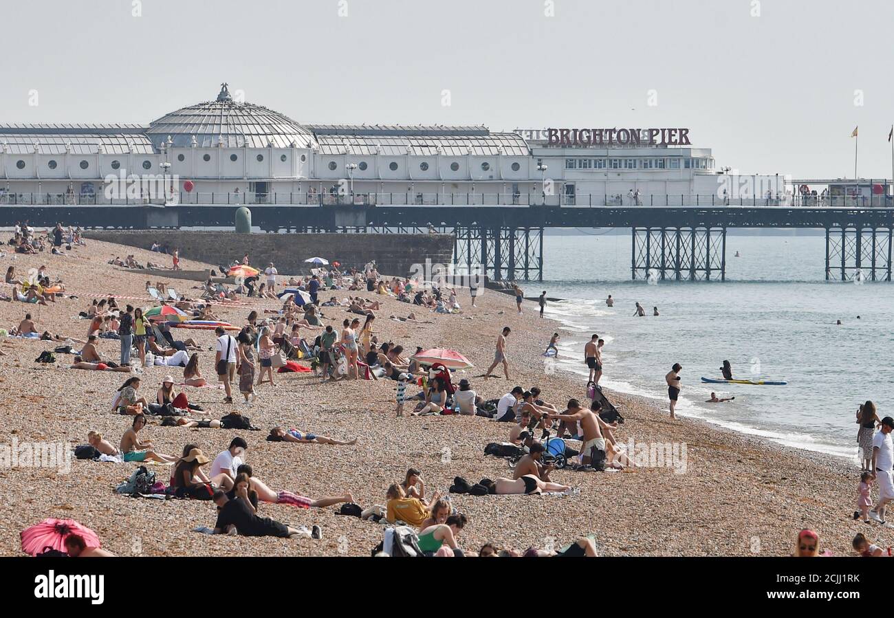 Brighton UK 15. September 2020 - Sonnenanbeter am Brighton Beach, da sie das Beste aus einem weiteren heißen Tag am Meer machen, da die Temperaturen in einigen Teilen des Südostens wieder 30 Grad erreichen werden : Credit Simon Dack / Alamy Live News Stockfoto