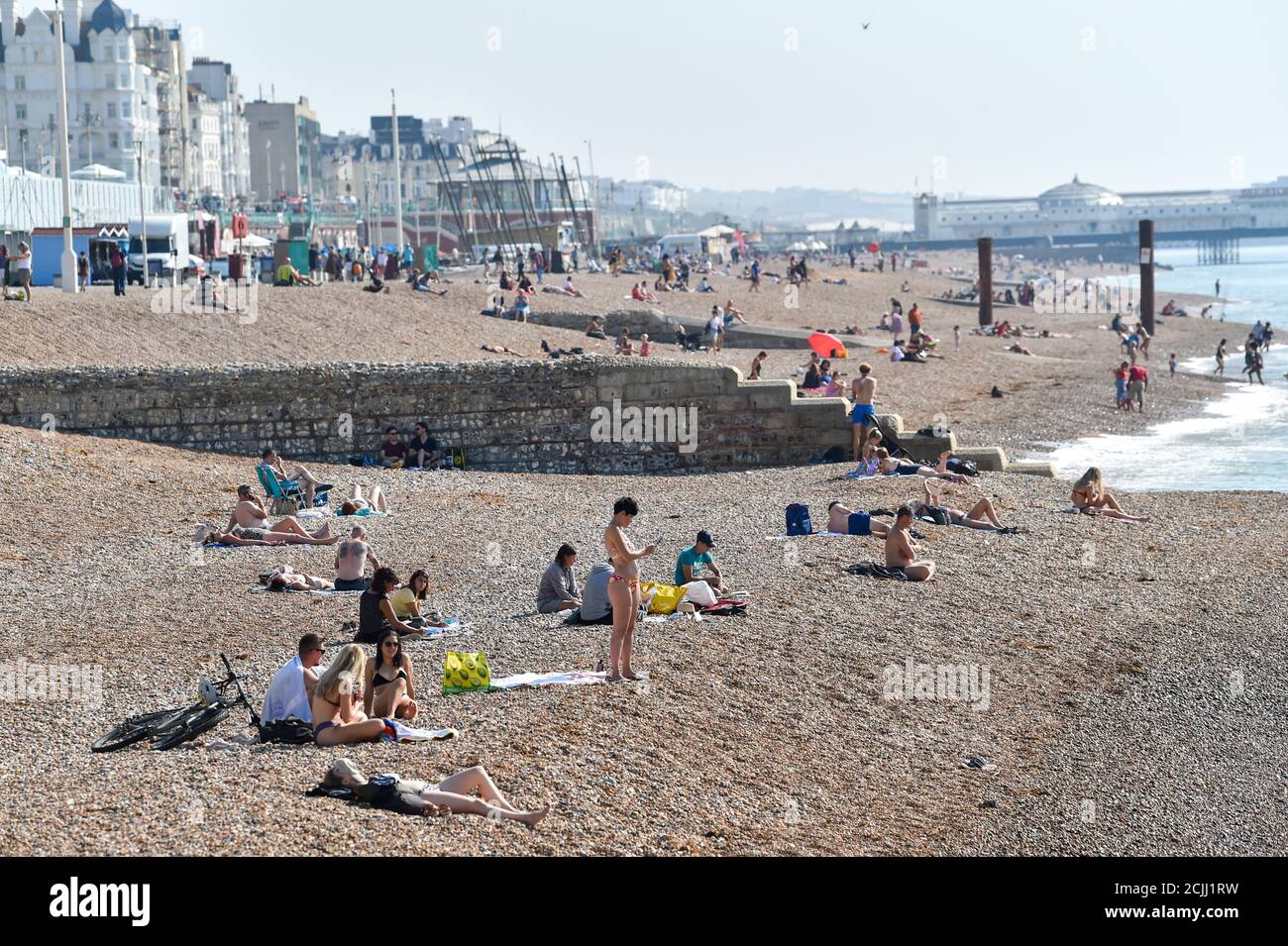 Brighton UK 15. September 2020 - Sonnenanbeter am Brighton Beach, da sie das Beste aus einem weiteren heißen Tag am Meer machen, da die Temperaturen in einigen Teilen des Südostens wieder 30 Grad erreichen werden : Credit Simon Dack / Alamy Live News Stockfoto