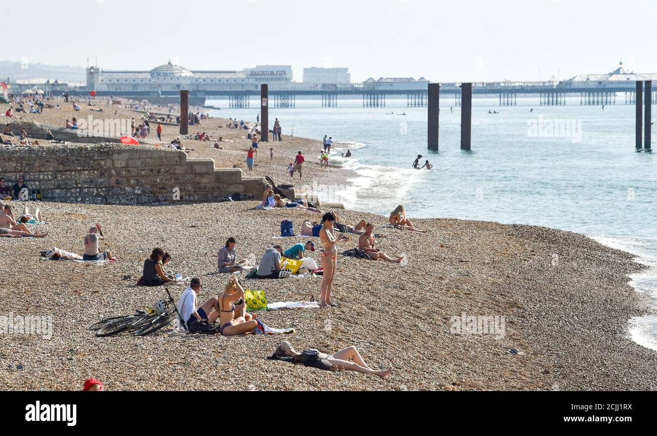 Brighton UK 15. September 2020 - Sonnenanbeter am Brighton Beach, da sie das Beste aus einem weiteren heißen Tag am Meer machen, da die Temperaturen in einigen Teilen des Südostens wieder 30 Grad erreichen werden : Credit Simon Dack / Alamy Live News Stockfoto