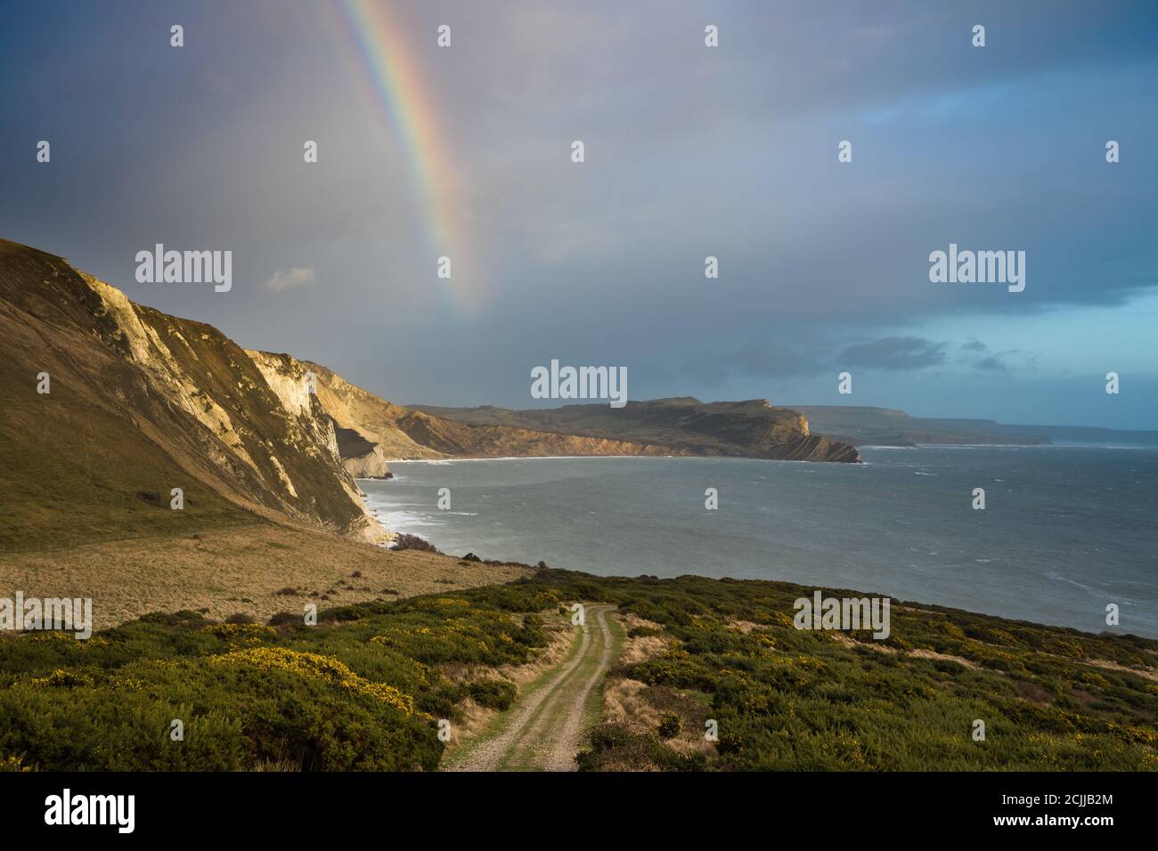 Ein Regenbogen über Mupe Bay am Heiligabend, Jurassic Coast, Dorset, England, Großbritannien Stockfoto