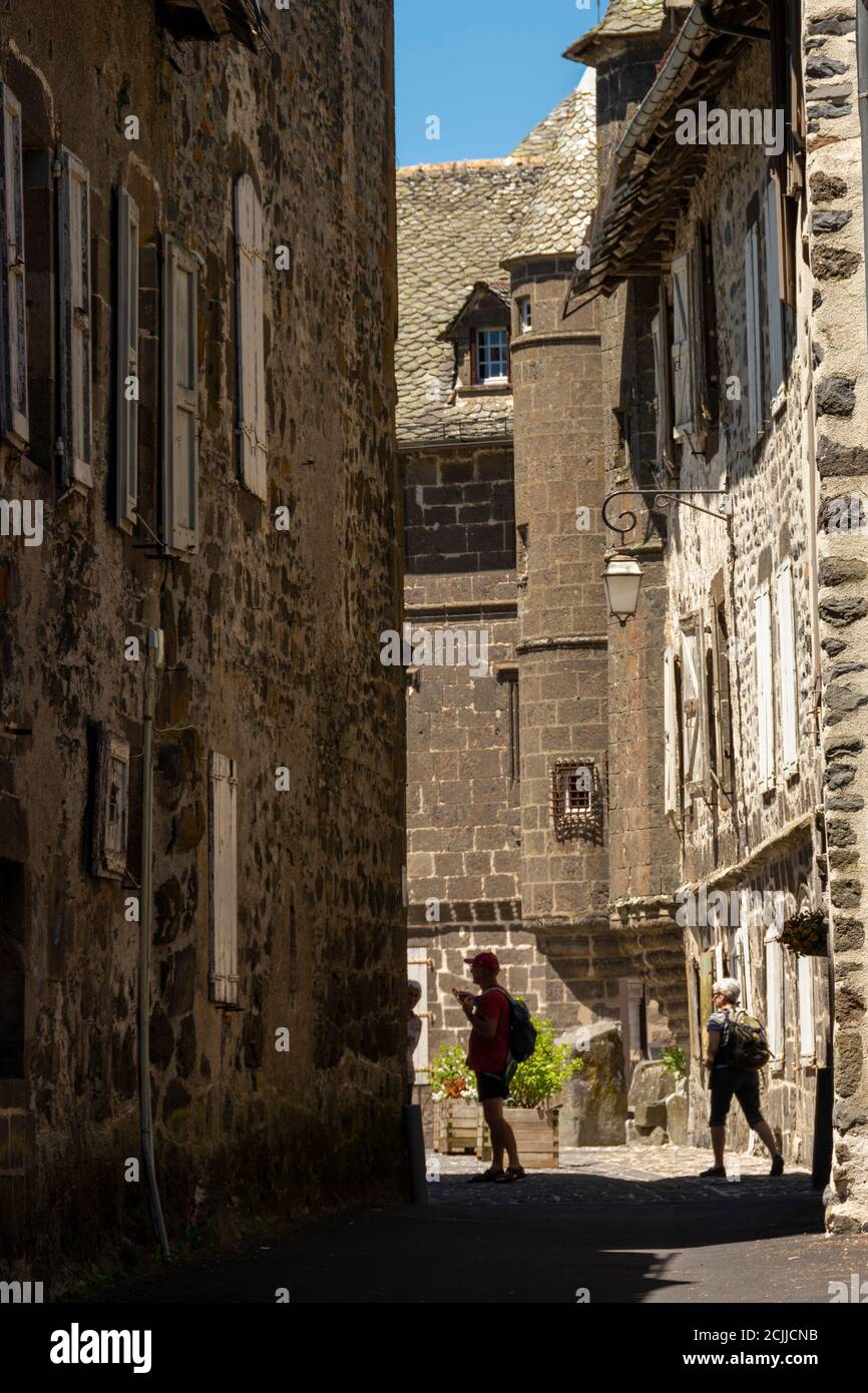 Salers beschriftet les plus beaux Villages de France, Straße, Cantal Department, Auvergne Rhone Alpes, Frankreich Stockfoto
