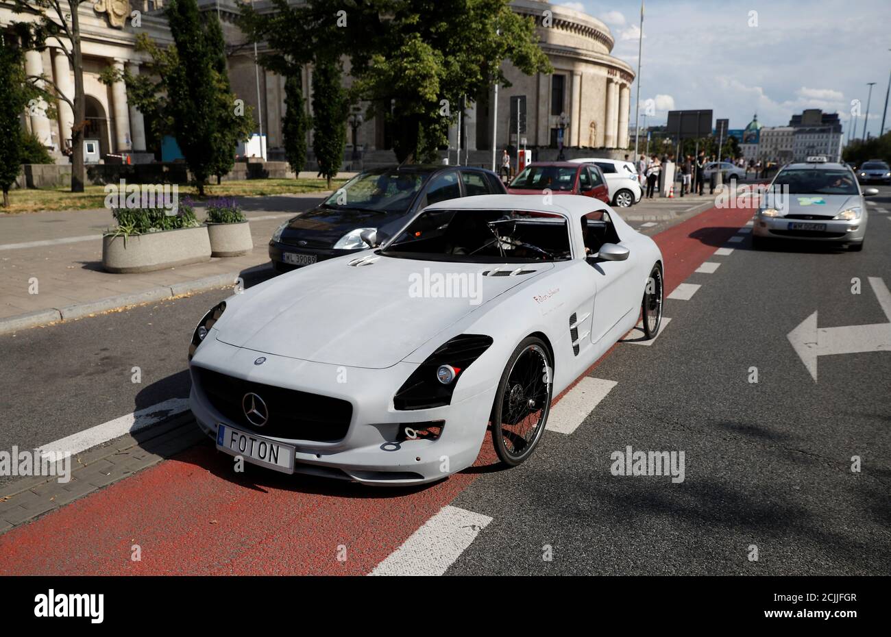 Der Autoliebhaber Andrzej Burek Fährt Einen Fahrbaren Sportwagen, Den Er  Vor Dem Kulturpalast In Warschau, Polen, Am 21. Juli 2019 Gebaut Hat. Das  Fahrzeug Gebaut Der Polnische Auto-Enthusiast Ist In Der Tat