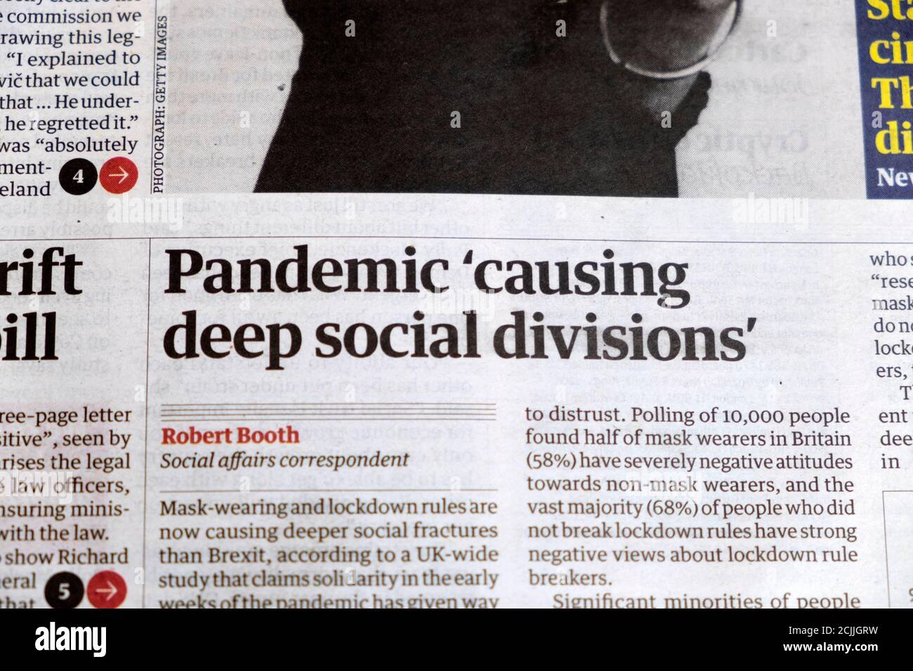 „Pandemie verursacht „tiefe soziale Spaltungen“ Covid 19 Coronavirus Guardian Zeitungsschlagzeile auf Artikel September 2020 London England Großbritannien Stockfoto