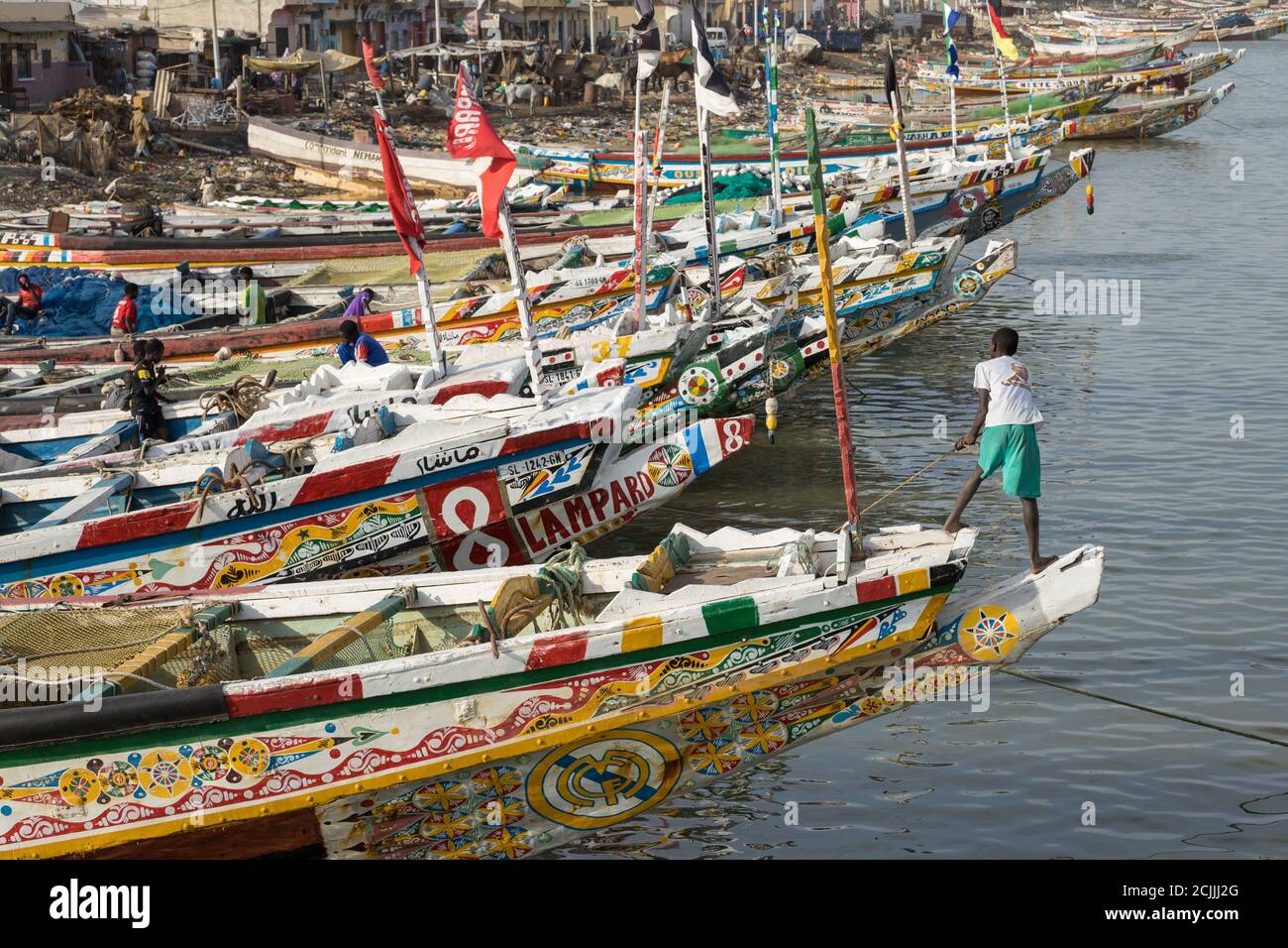 Boote und Pirogen auf dem Senegal in St. Louis, Senegal Stockfoto