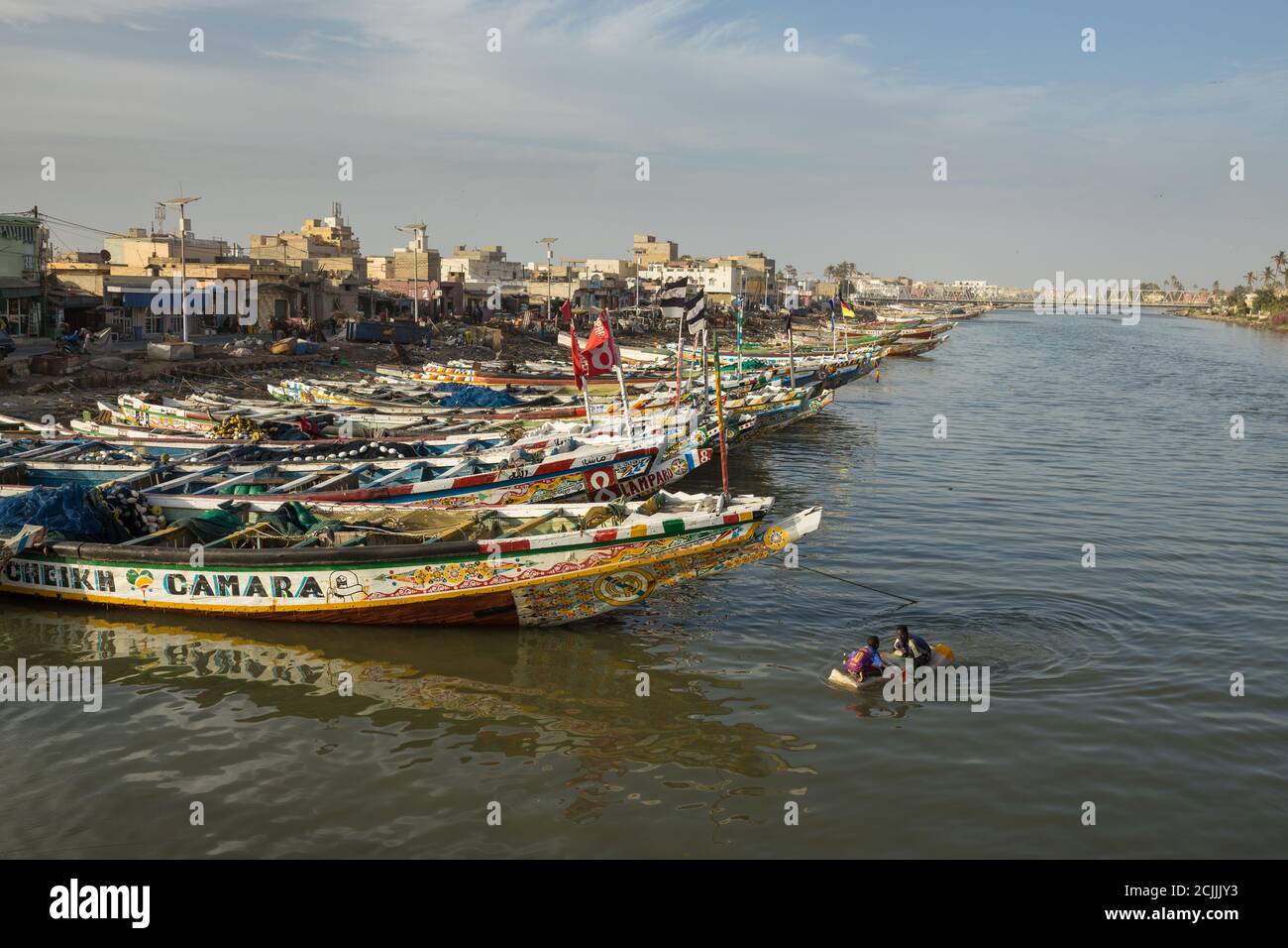 Boote und Pirogen auf dem Senegal in St. Louis, Senegal Stockfoto