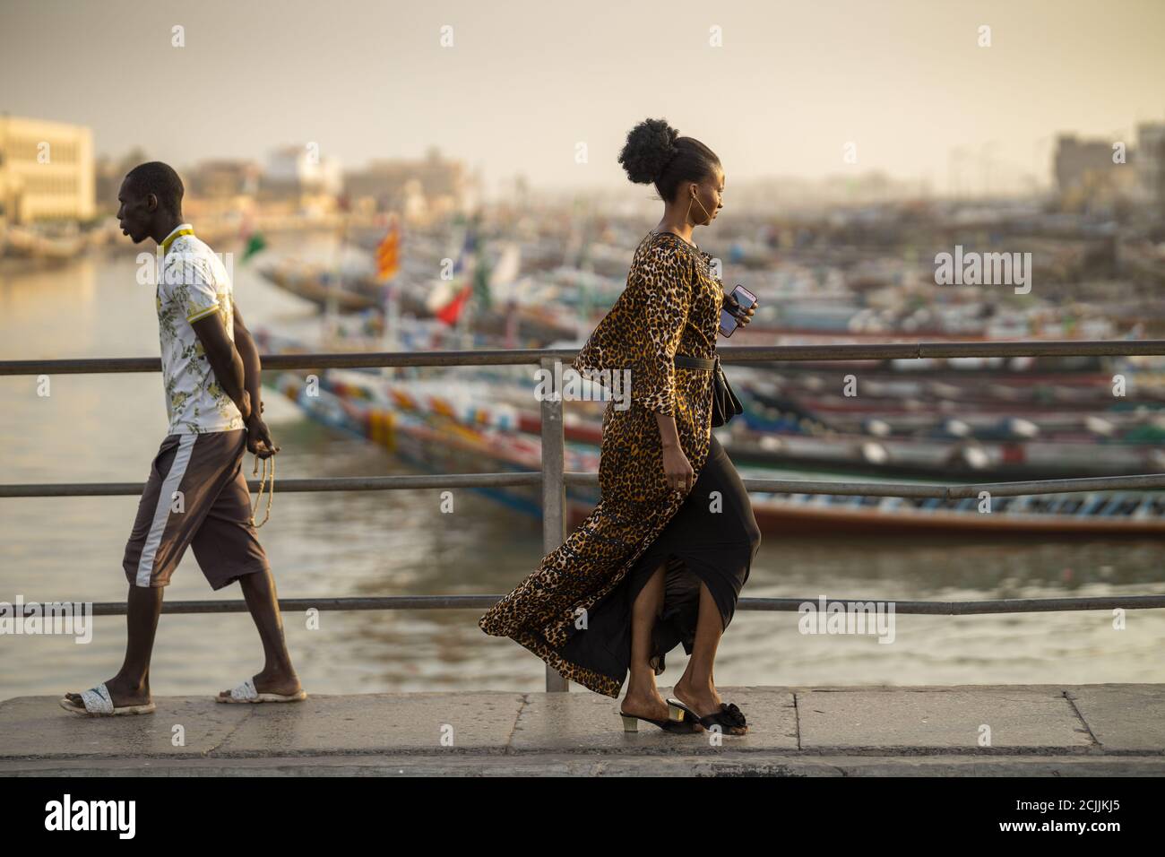 Passanten auf der Brücke über den Senegal, St. Louis, Senegal Stockfoto