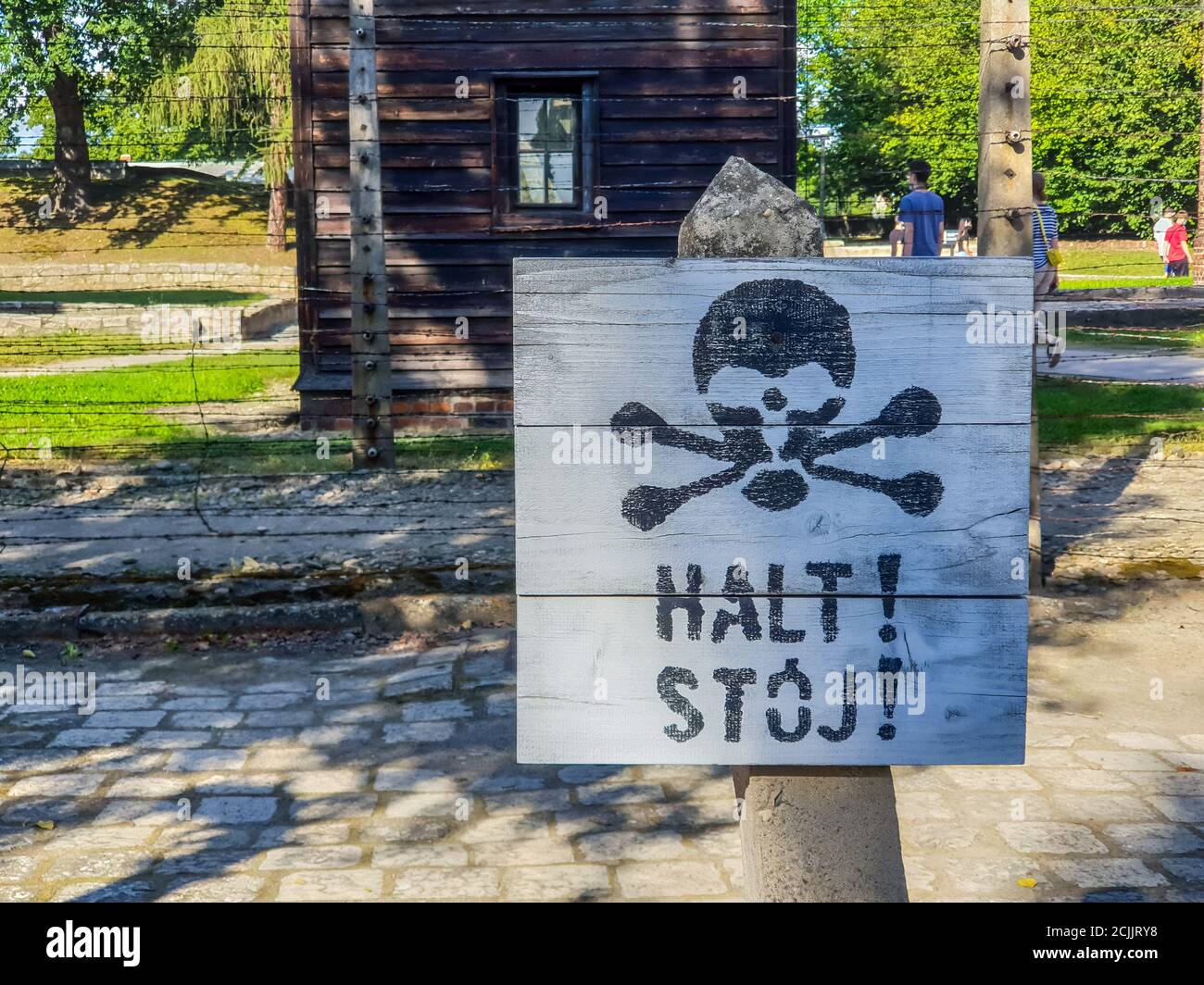 Auschwitz Birkenau, Polen. August 2020. Auschwitz, Polen 25. August 2020: Konzentrationslager Auschwitz-Birkenau - 08/25/2020 Schild mit Totenkopf, Halt, Stoj, Stacheldraht, Verwendung weltweit Quelle: dpa/Alamy Live News Stockfoto