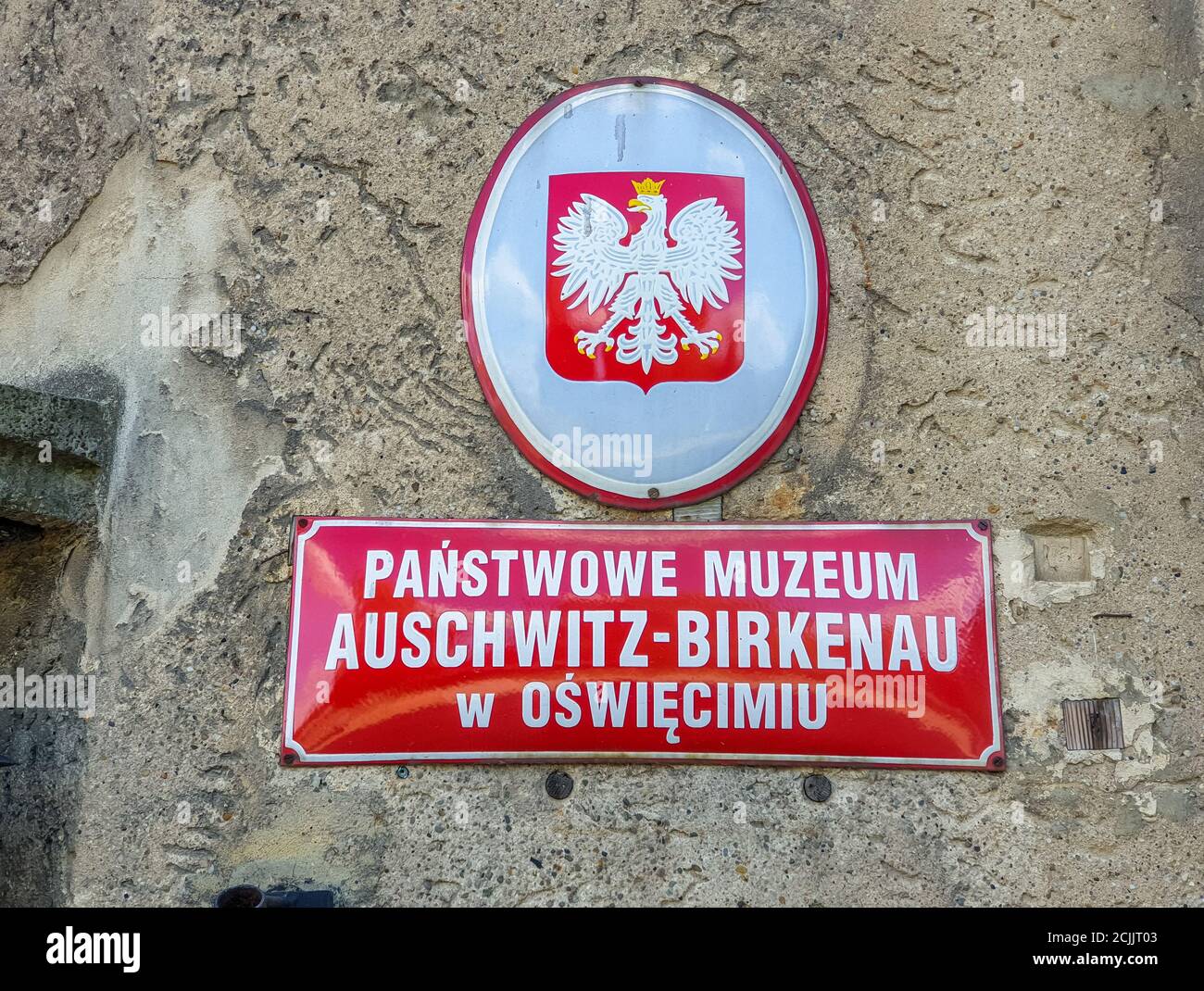 Auschwitz Birkenau, Polen. August 2020. Auschwitz, Polen 25. August 2020: KZ Auschwitz-Birkenau - 25. August 2020 Schild, Auschwitz-Birkenau, Wappen, Polen, Schriftzug, Verwendung weltweit Quelle: dpa/Alamy Live News Stockfoto