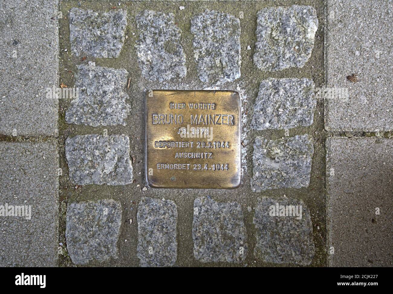 1. August 2020, ein sogenannter Stolperstein in Kiel. Die Stolpersteine sind ein Projekt des Künstlers Gunter Demnig, das 1992 begann. Die kleinen Gedenktafeln, die sogenannten Stolpersteine, sollen an das Schicksal der Menschen erinnern, die während der NS-Zeit verfolgt, ermordet, deportiert, vertrieben oder in den Selbstmord getrieben wurden. Die quadratischen Messingplatten mit abgerundeten Ecken und Kanten sind mit Buchstaben beschriftet, die von Hand mit Hammer und Blasbuchstaben eingeschlagen werden, und werden von einem Gussbetonwürfel mit einer Kantenlänge von 96 × 96 und einer Höhe von 100 Milli unterstützt Stockfoto