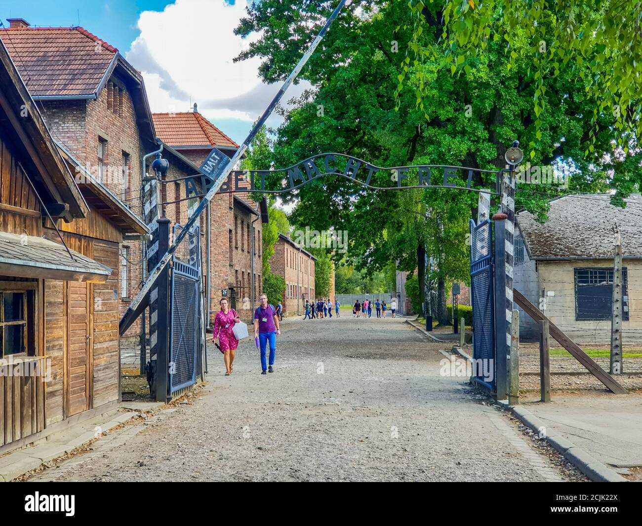 Auschwitz Birkenau, Polen. August 2020. Auschwitz, Polen 25. August 2020: Konzentrationslager Auschwitz-Birkenau - 08/25/2020 Arbeit befreit dich, Eingangsbereich, Ziel, Barriere, Schriftzug, weltweite Nutzung Quelle: dpa/Alamy Live News Stockfoto