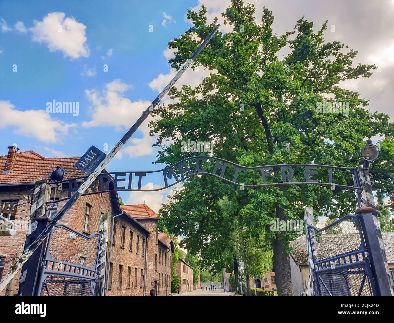 Auschwitz Birkenau, Polen. August 2020. Auschwitz, Polen 25. August 2020: Konzentrationslager Auschwitz-Birkenau - 08/25/2020 Arbeit befreit dich, Eingangsbereich, Ziel, Barriere, Schriftzug, weltweite Nutzung Quelle: dpa/Alamy Live News Stockfoto