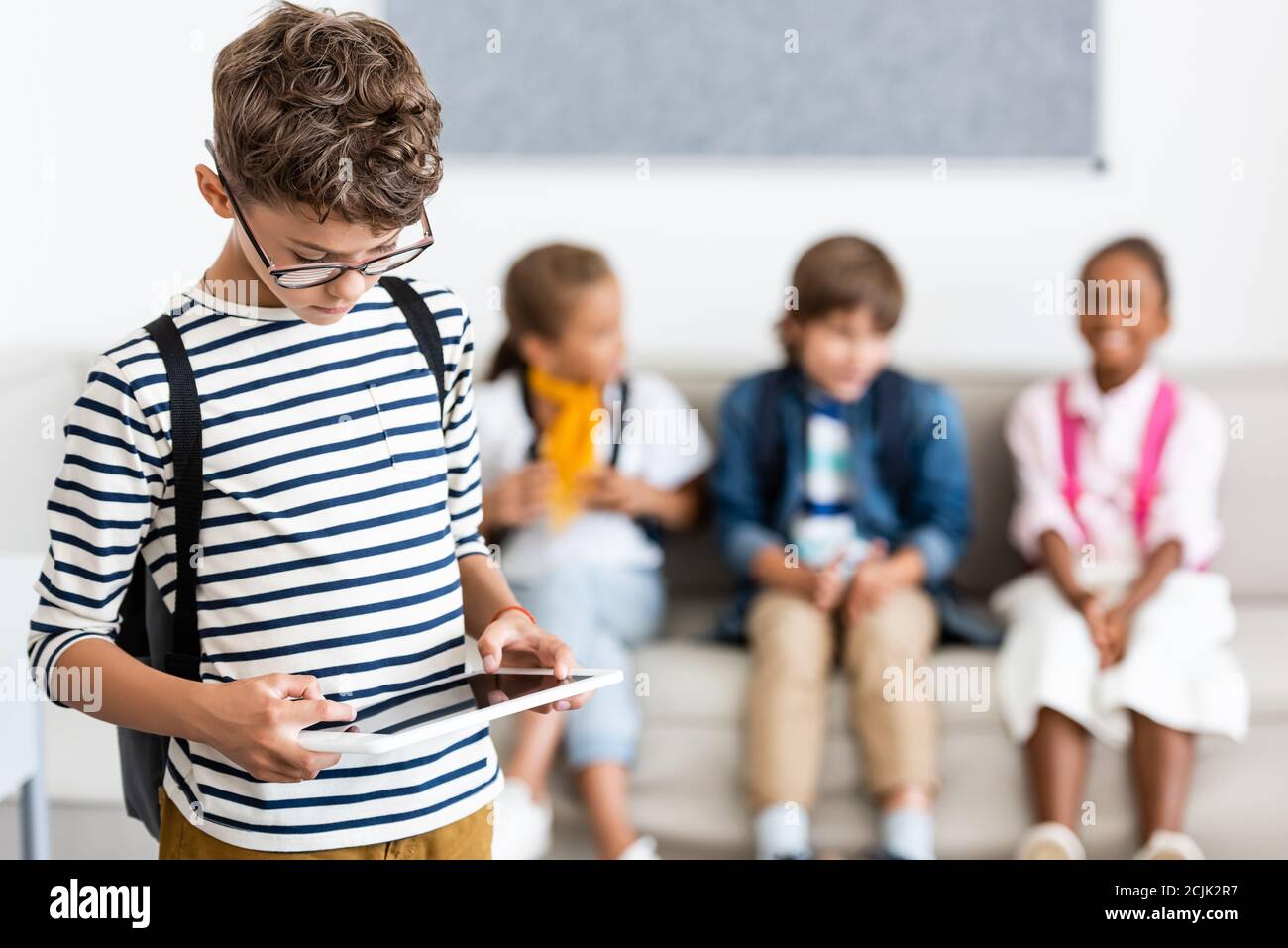 Selektiver Fokus des Schuljungen mit digitalen Tablet im Klassenzimmer Stockfoto