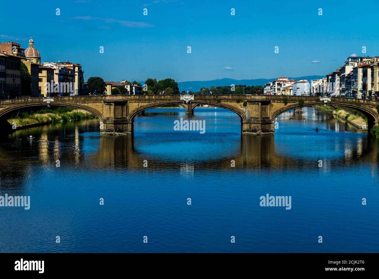 Ponte Santa Trinita und seine Reflexion im Fluss Arno In Florenz Stockfoto