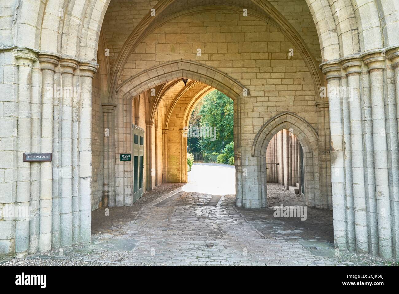 Eintritt in den Bischofspalast in der Peterborough Cathedral, England. Stockfoto