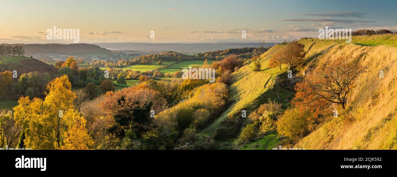 Die Cotswolds und severn Vale aus Uley Bury, Gloucestershire, England, Großbritannien Stockfoto