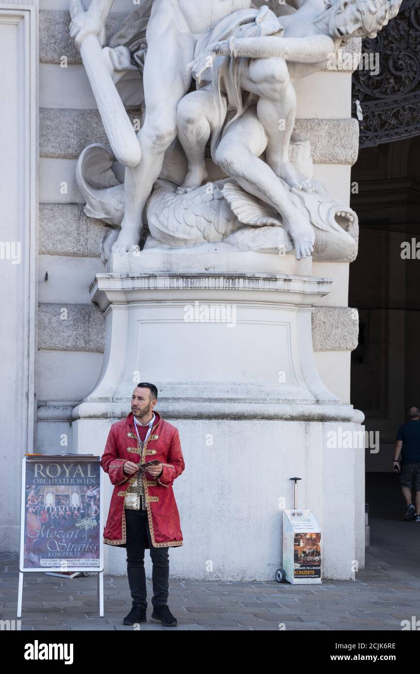 Ein Konzertkartenverkäufer in der Hofburg, Wien, Österreich Stockfoto