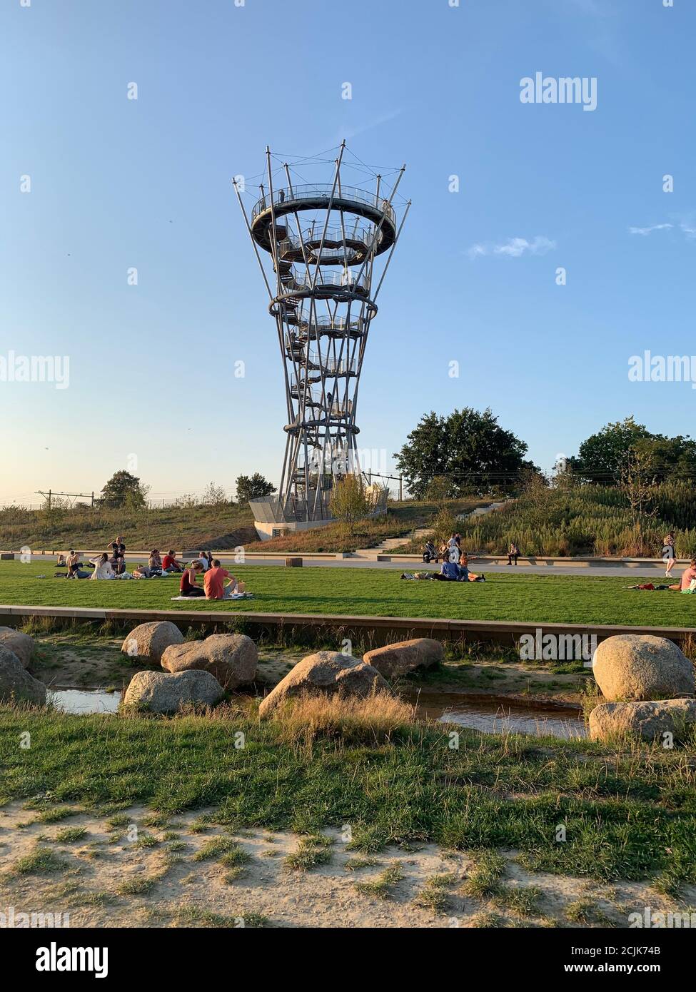 Menschen genießen Sommertag rund um den Kempen Turm in Spoorpark (Railway Park). Tilburg, Nordbrabant / Niederlande Stockfoto