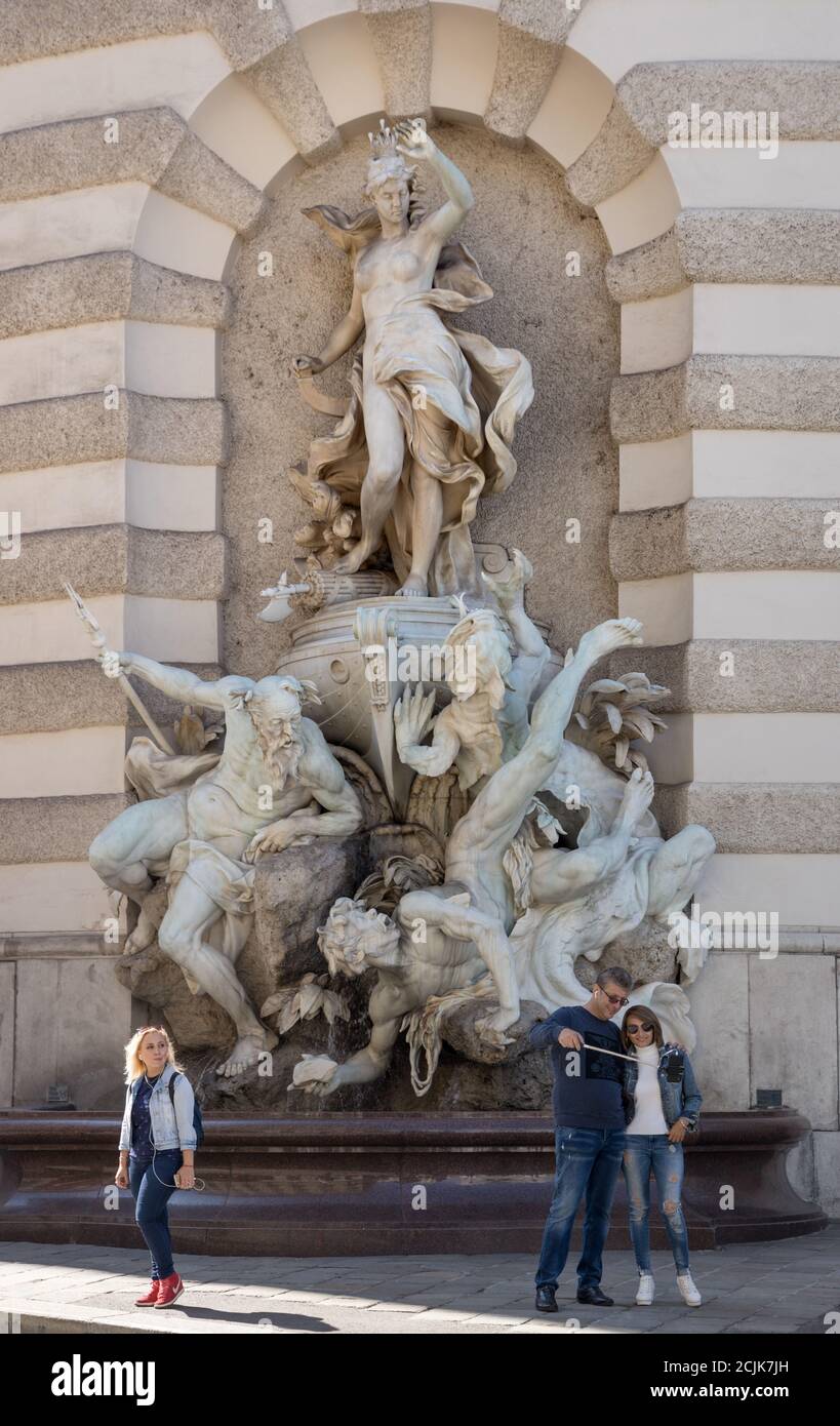 Touristen nehmen Selfies in der Hofburg, Wien, Österreich Stockfoto