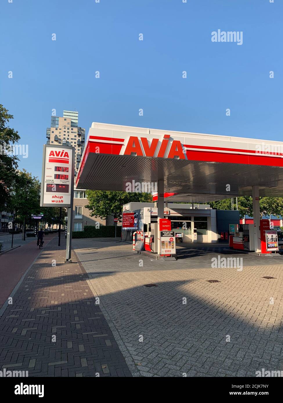 Avia Tankstelle im Stadtzentrum von Tilburg. Tilburg, Nordbrabant / Niederlande Stockfoto
