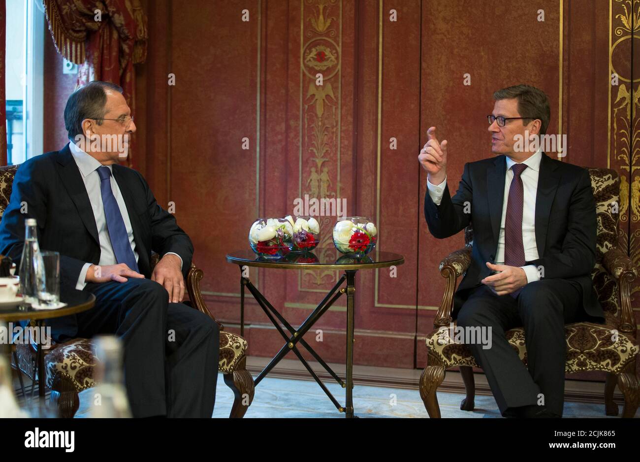 German Foreign Minister Guido Westerwelle (R) trifft sein russischen Amtskollege Sergei Lavrov in Berlin 26. Februar 2013. REUTERS/Thomas Peter (Deutschland - Tags: Politik) Stockfoto
