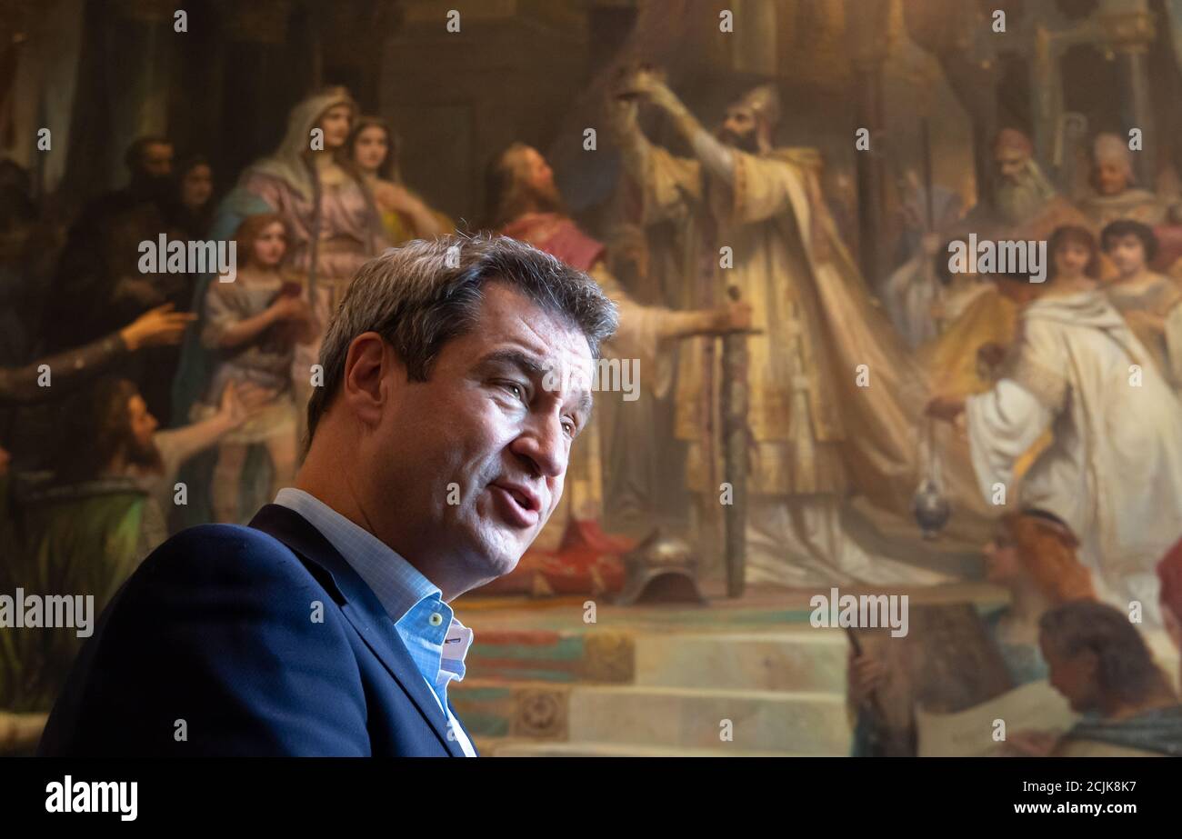 München, Deutschland. September 2020. Der bayerische Ministerpräsident Markus Söder (CSU) gibt während der Herbsttagung der CSU-landtagsfraktion eine Presseerklärung ab. Im Hintergrund sieht man das Bild 'Kaiserkrönung Karls des Großen' (von Friedrich Kaulbach). Im Zuge der Corona-Krise findet vom 14. Bis 16.09.2020. Das Herbsttreffen der CSU-landtagsfraktion statt. Quelle: Sven Hoppe/dpa/Alamy Live News Stockfoto