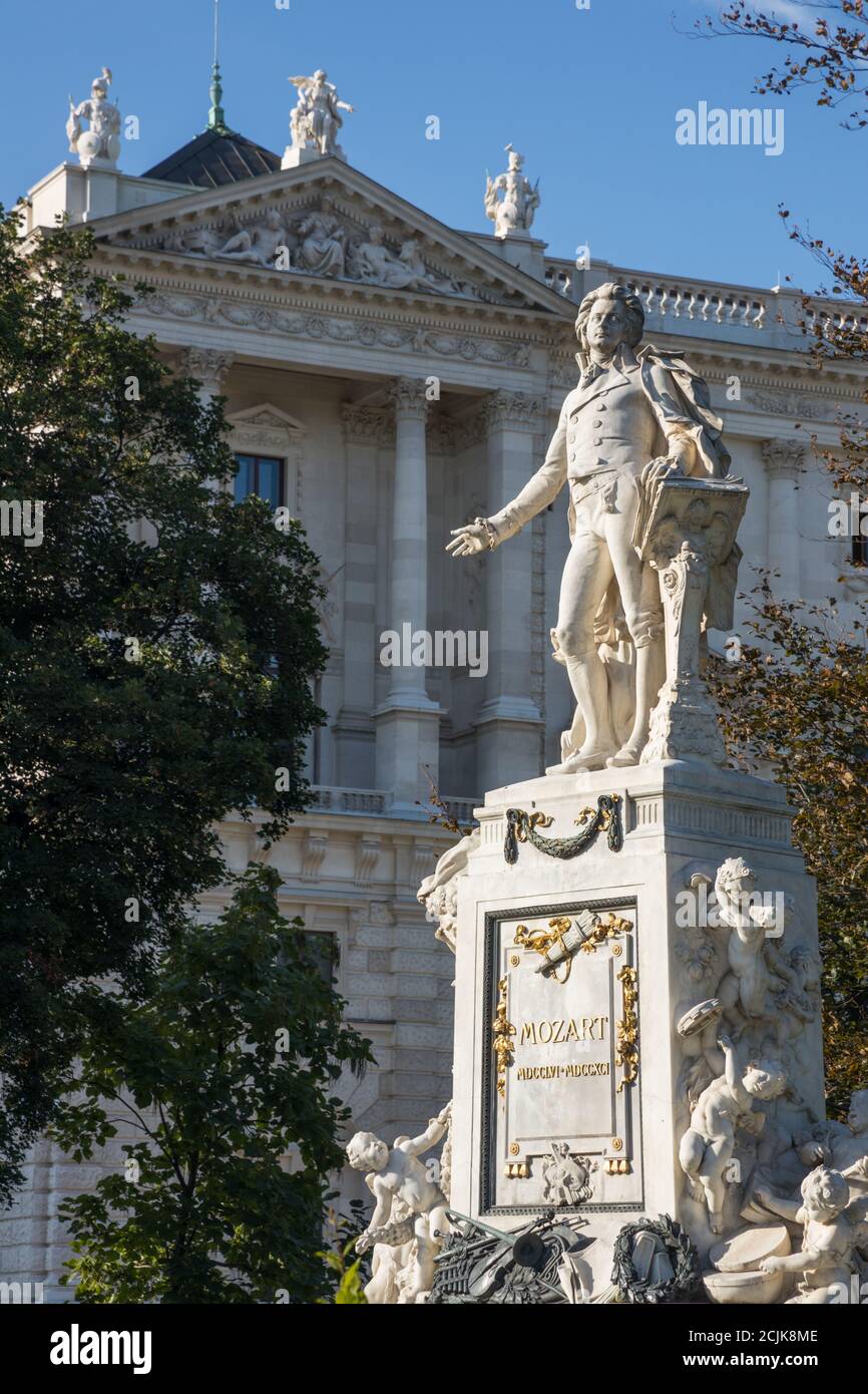 Eine Statue von Mozart in Burggarten, Wien, Österreich Stockfoto