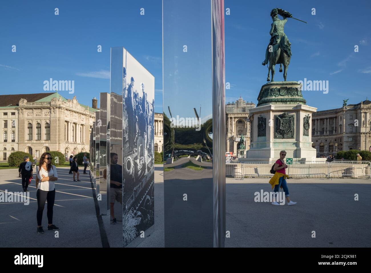 Eine Ausstellung im Heldenplatz "das Ende eines geteilten Europas", mit der Statue von Franz Joseph und der Hofburg, Wien, Österreich Stockfoto