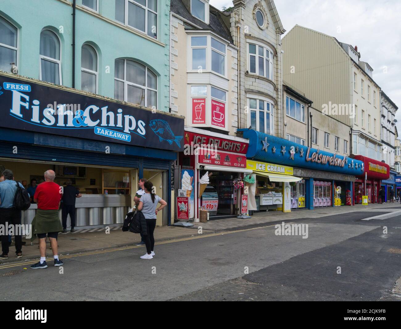 Besucher, die Schlange stehen für Fish and Chips Takeaway Bridlington East Riding Von Yorkshire England UK beliebten Yorkshire Badeort Stockfoto